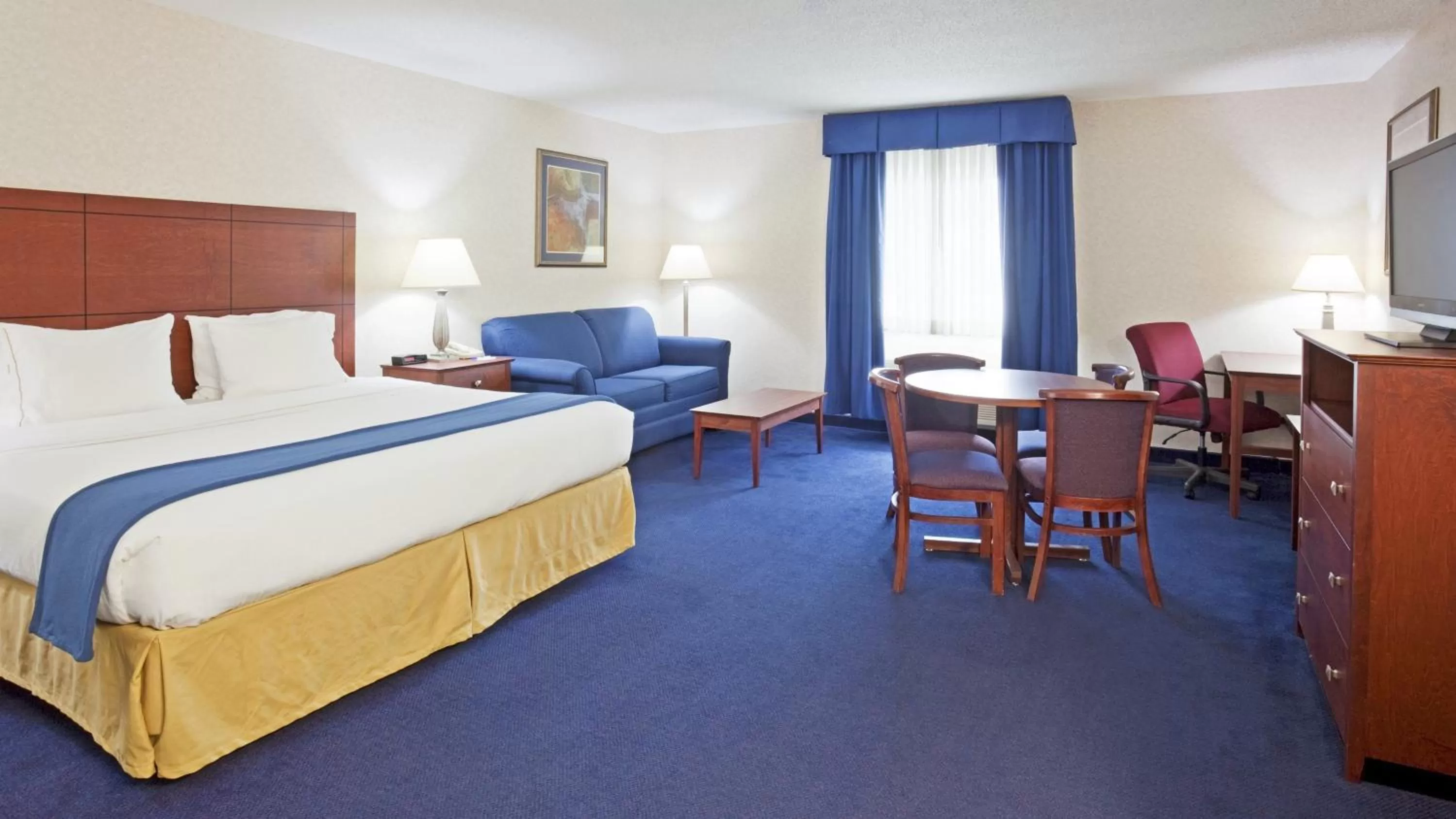 Photo of the whole room, Bed in Holiday Inn Express Deforest by IHG