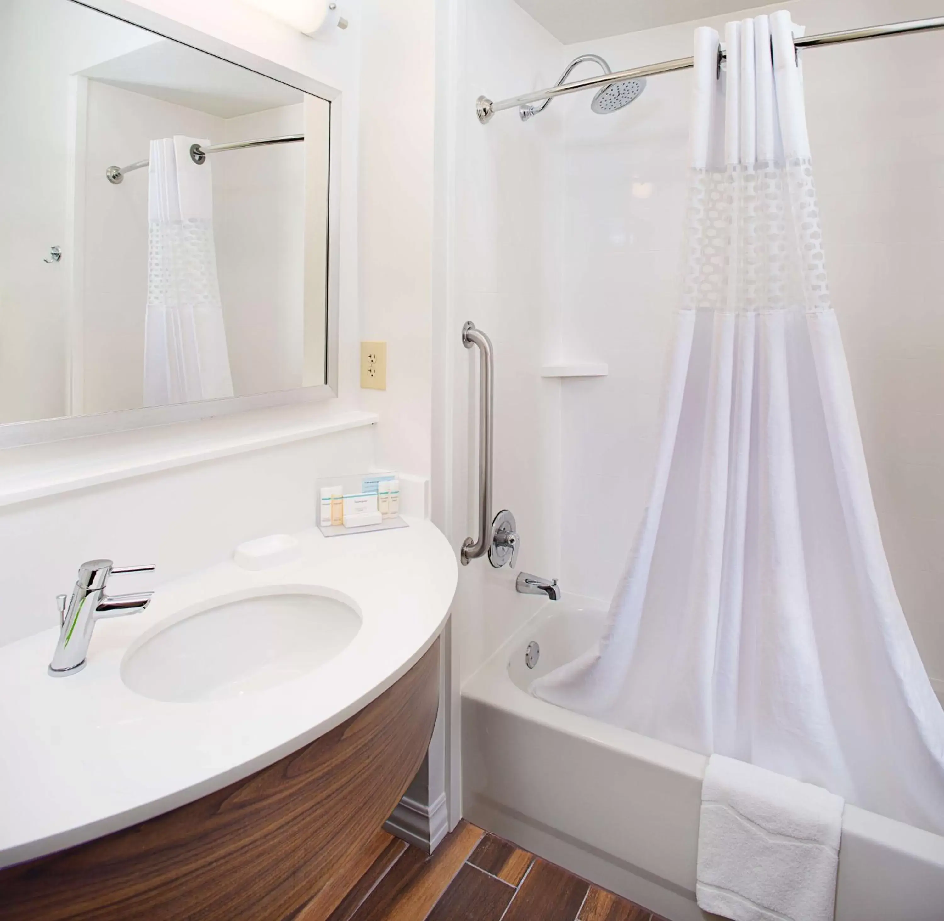 Bathroom in Hampton Inn By Hilton & Suites Denton
