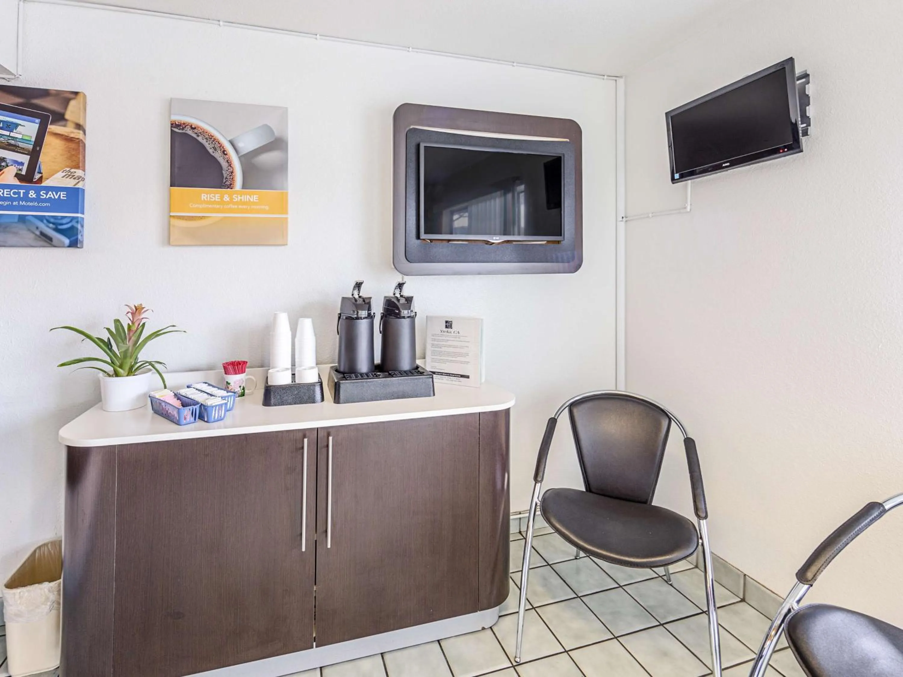 Communal lounge/ TV room in Motel 6-Yreka, CA