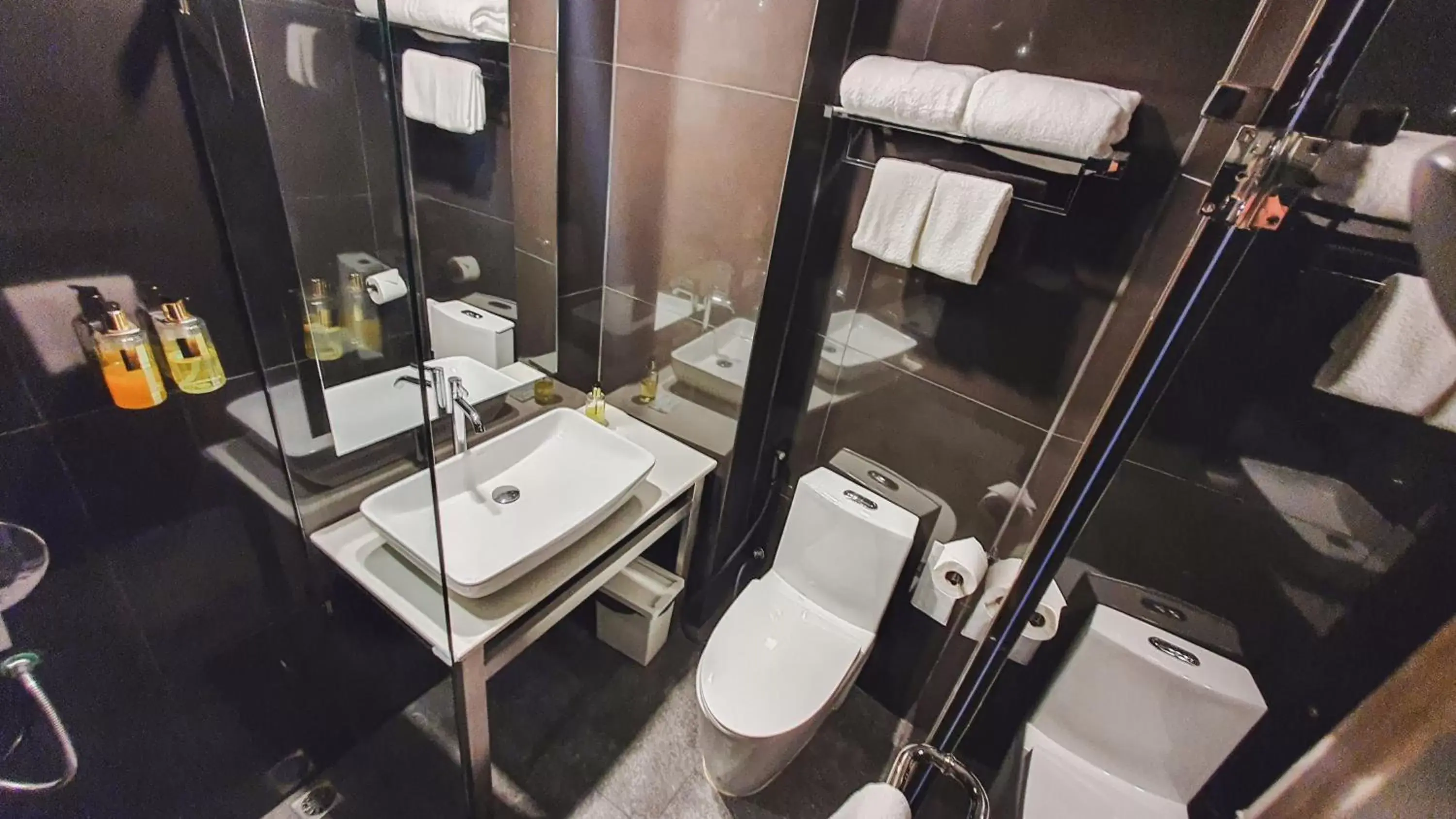 Shower, Bathroom in Hotel Ordinary Bangkok