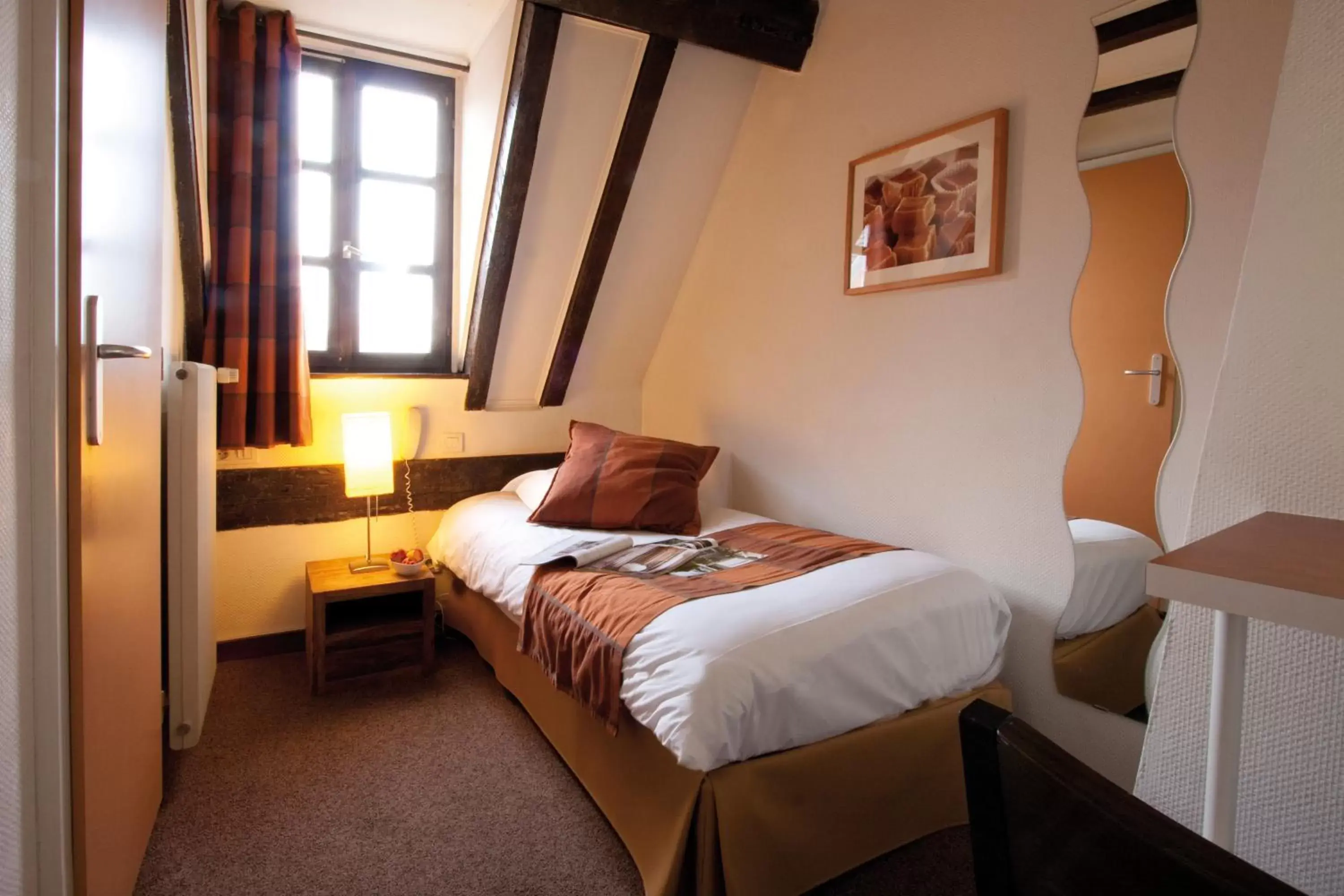 Photo of the whole room, Bed in Le Kléber Hôtel