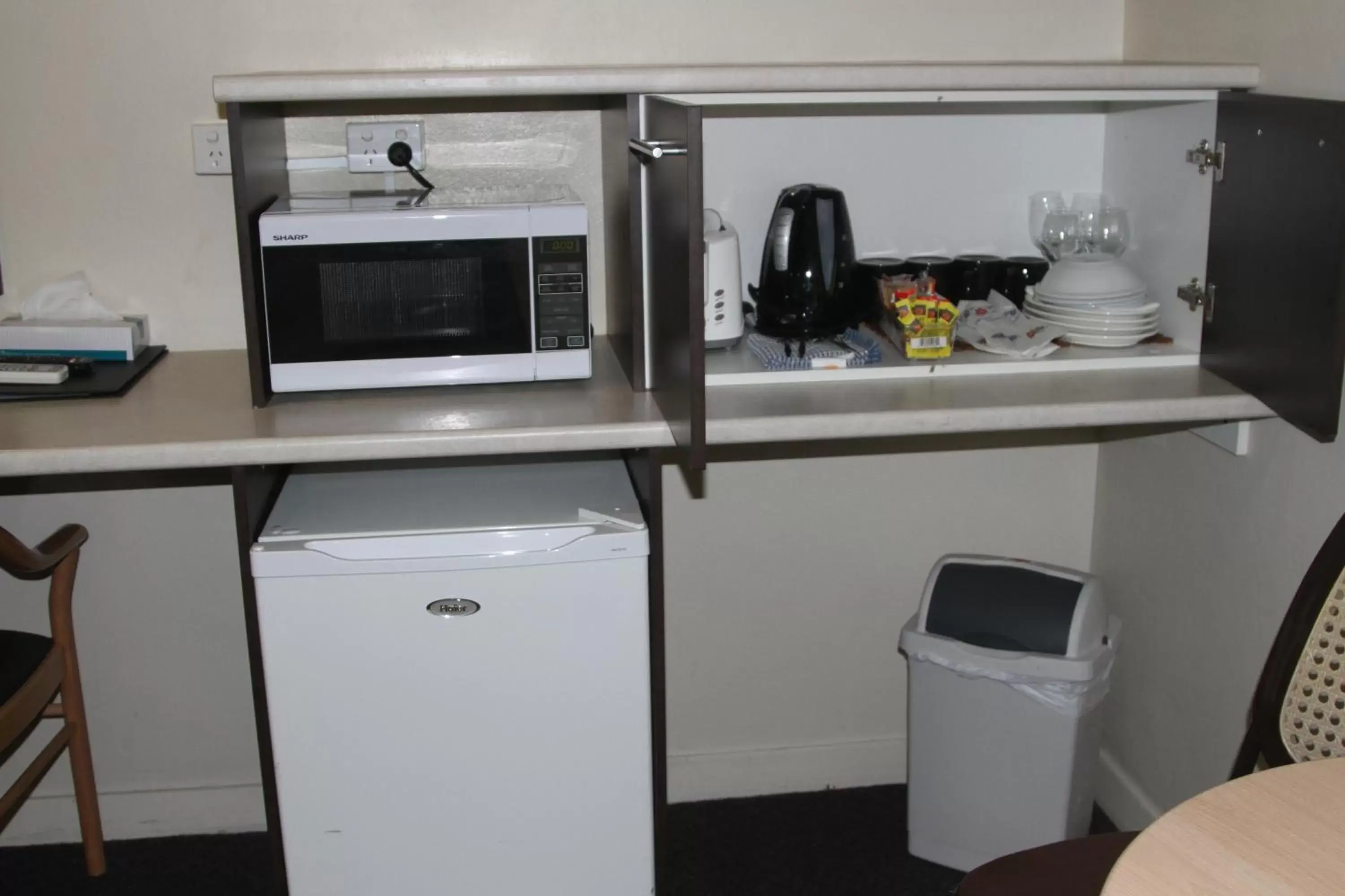 Coffee/tea facilities, Kitchen/Kitchenette in Sleepy Hill Motor Inn