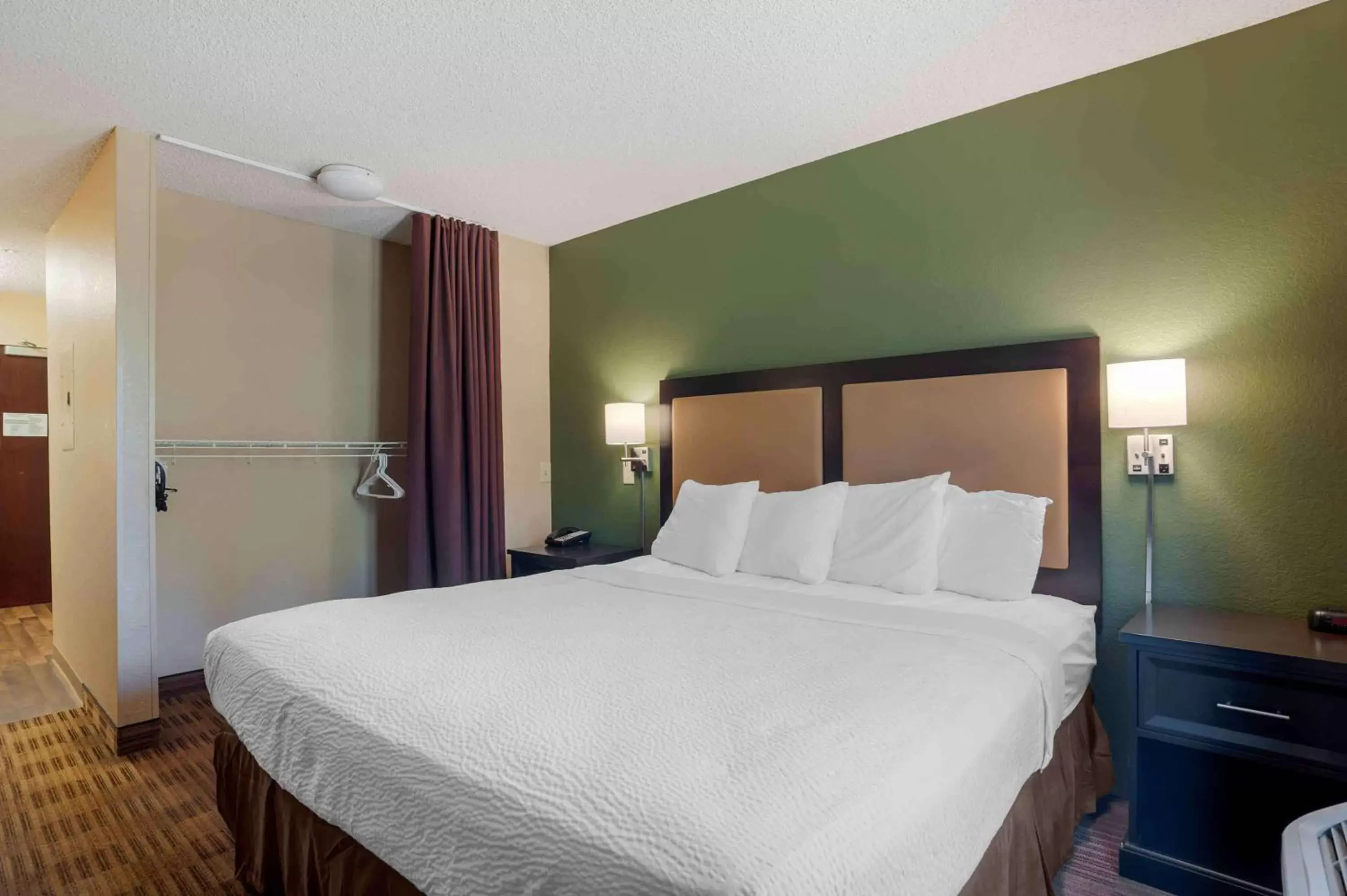 Bedroom, Bed in Extended Stay America Suites - Orange County - Lake Forest