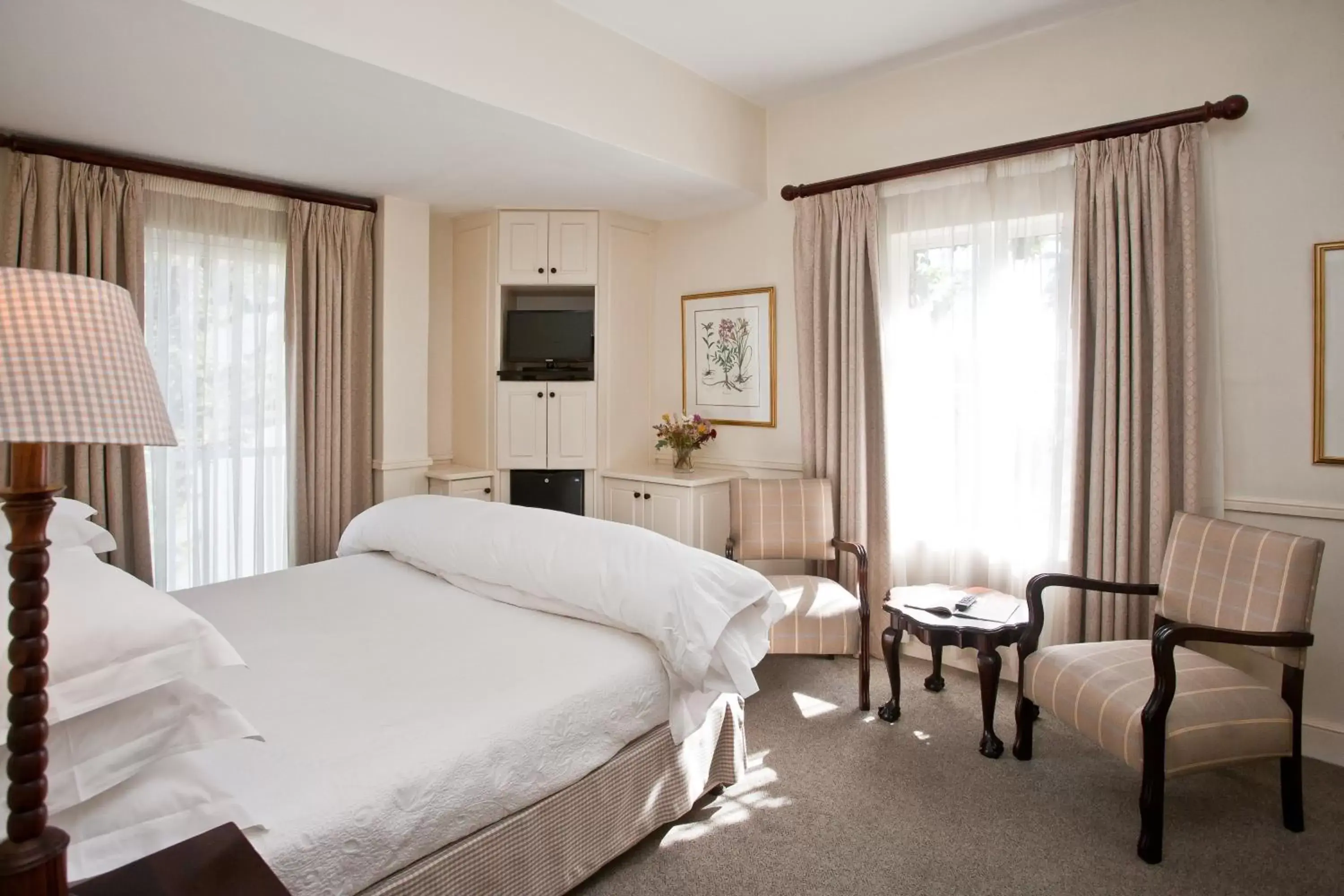 Bedroom in Queens Hotel by BON Hotels