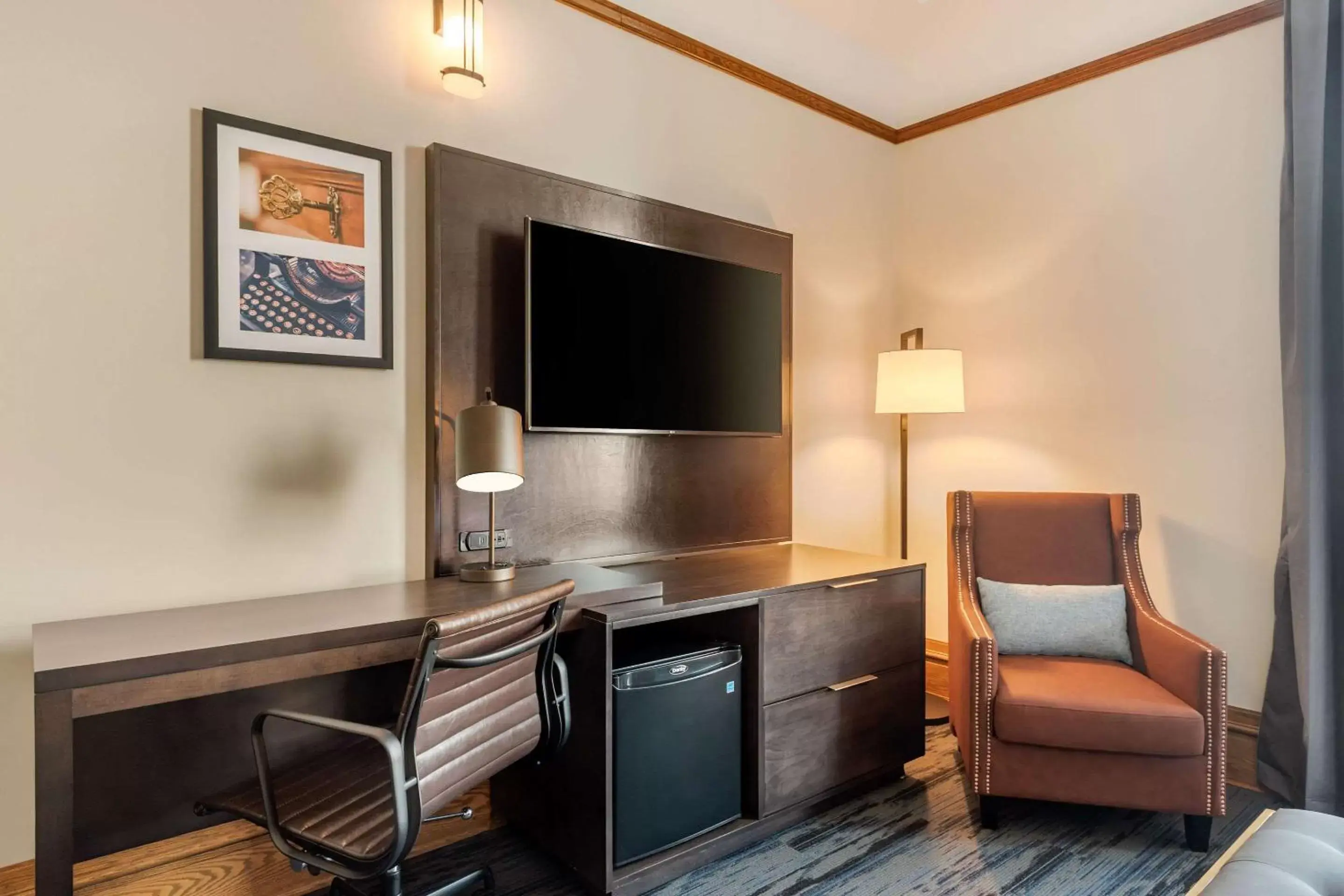 Photo of the whole room, TV/Entertainment Center in The Courthouse Hotel, Ascend Hotel Collection