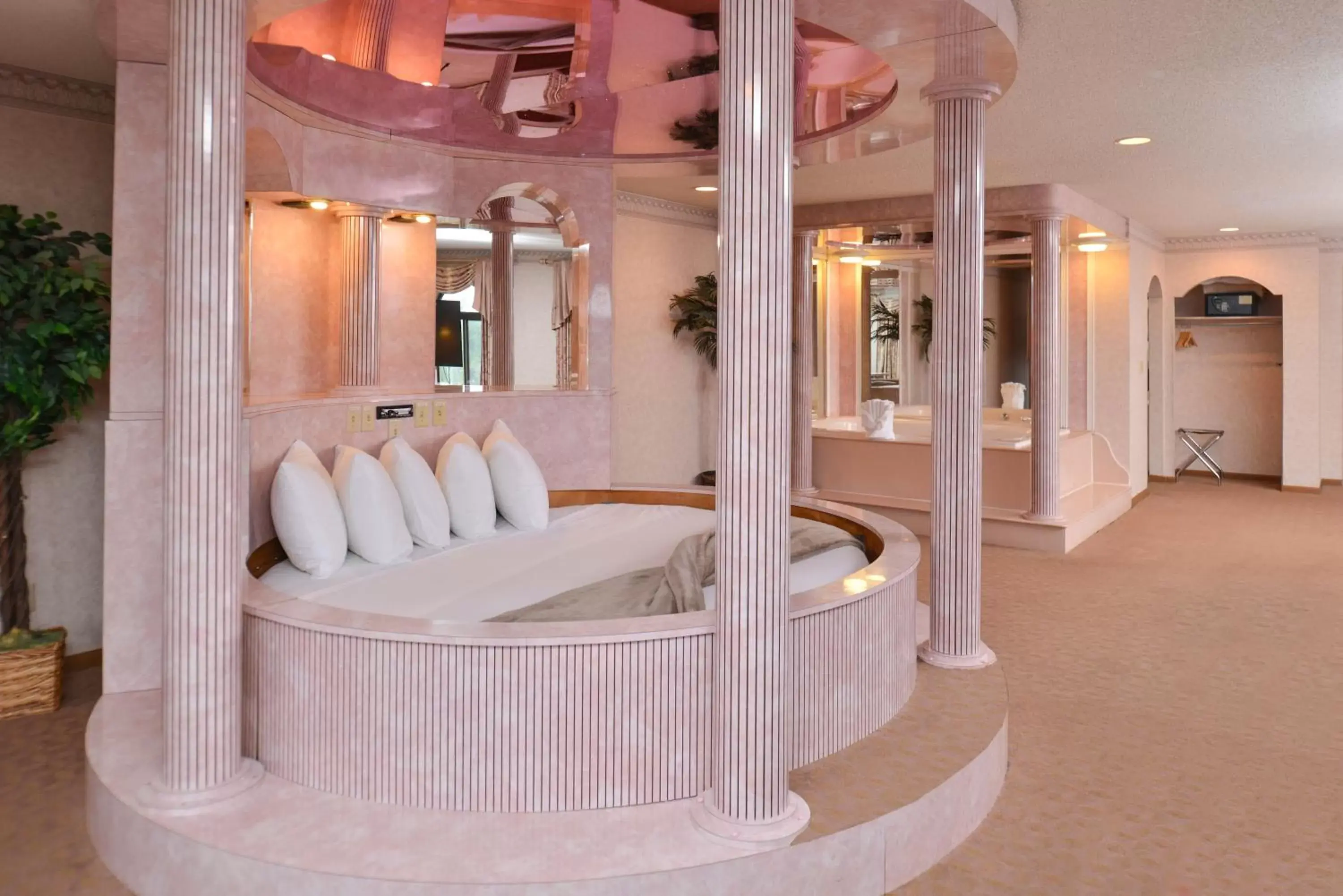 Hot Tub, Bathroom in Atlantis Family Waterpark Hotel