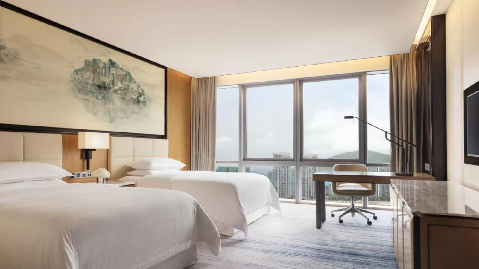 Photo of the whole room, Bed in Sheraton Zhuhai Hotel