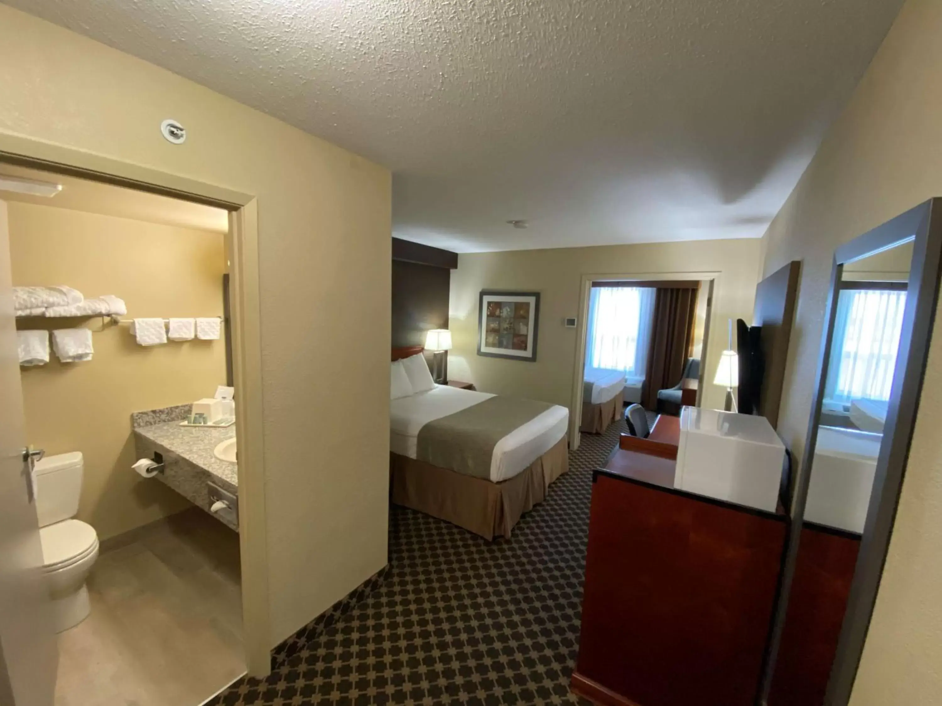 Bedroom, Bathroom in Best Western Strathmore Inn