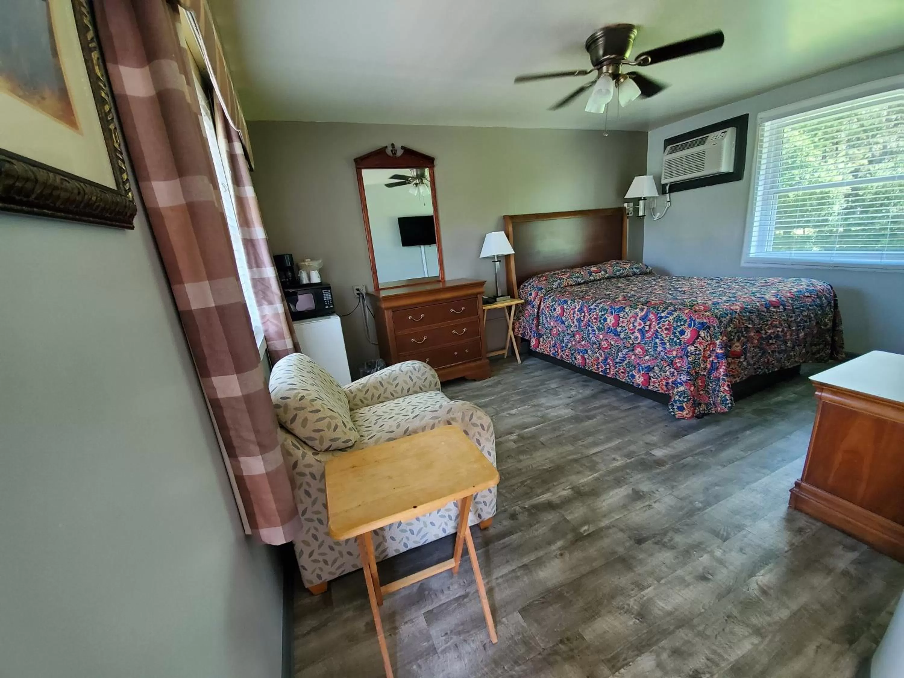 Photo of the whole room, Bed in High Springs Country Inn