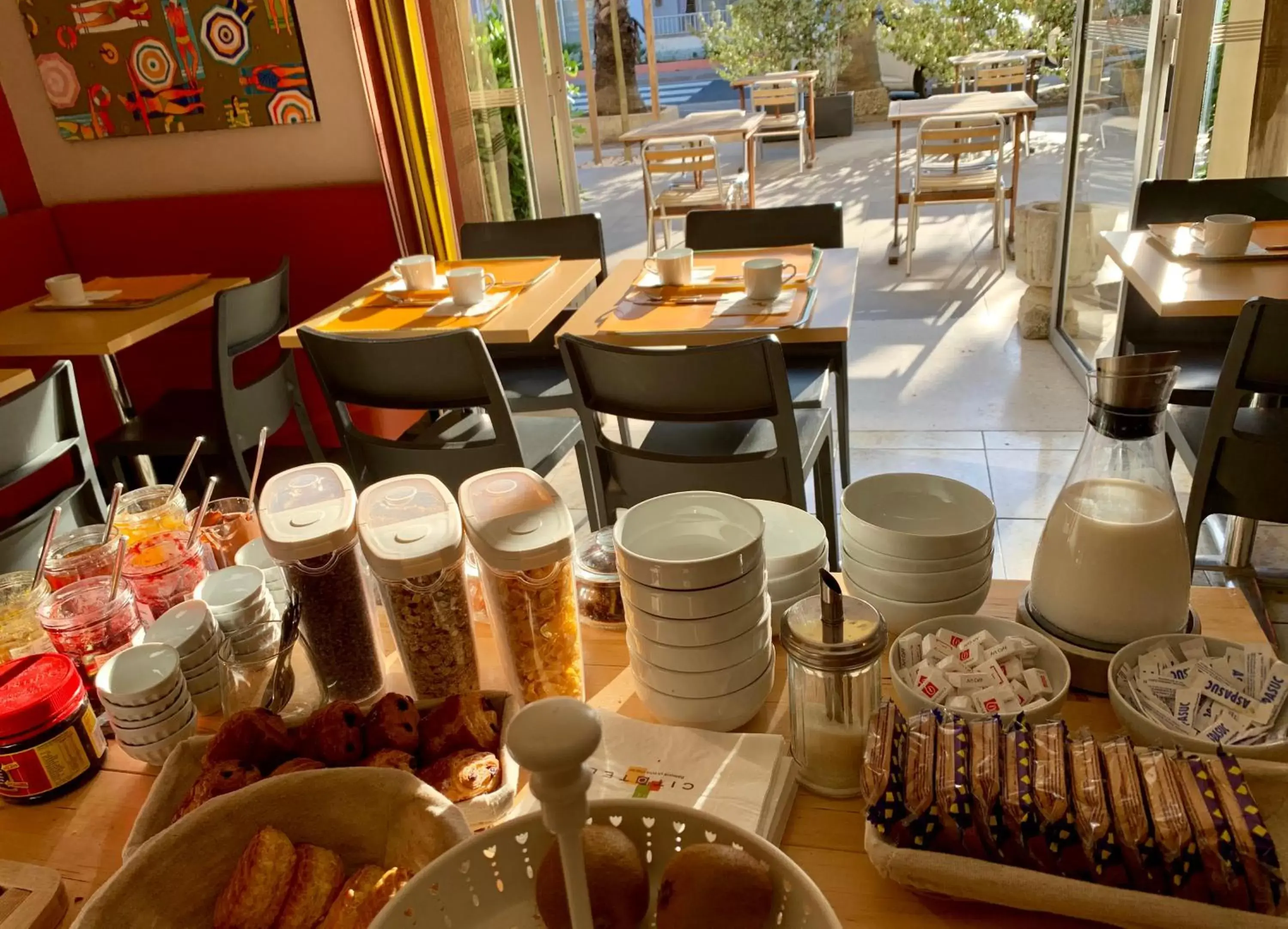 Breakfast in Amerique Hotel Palavas - Piscine & Parking - Plage