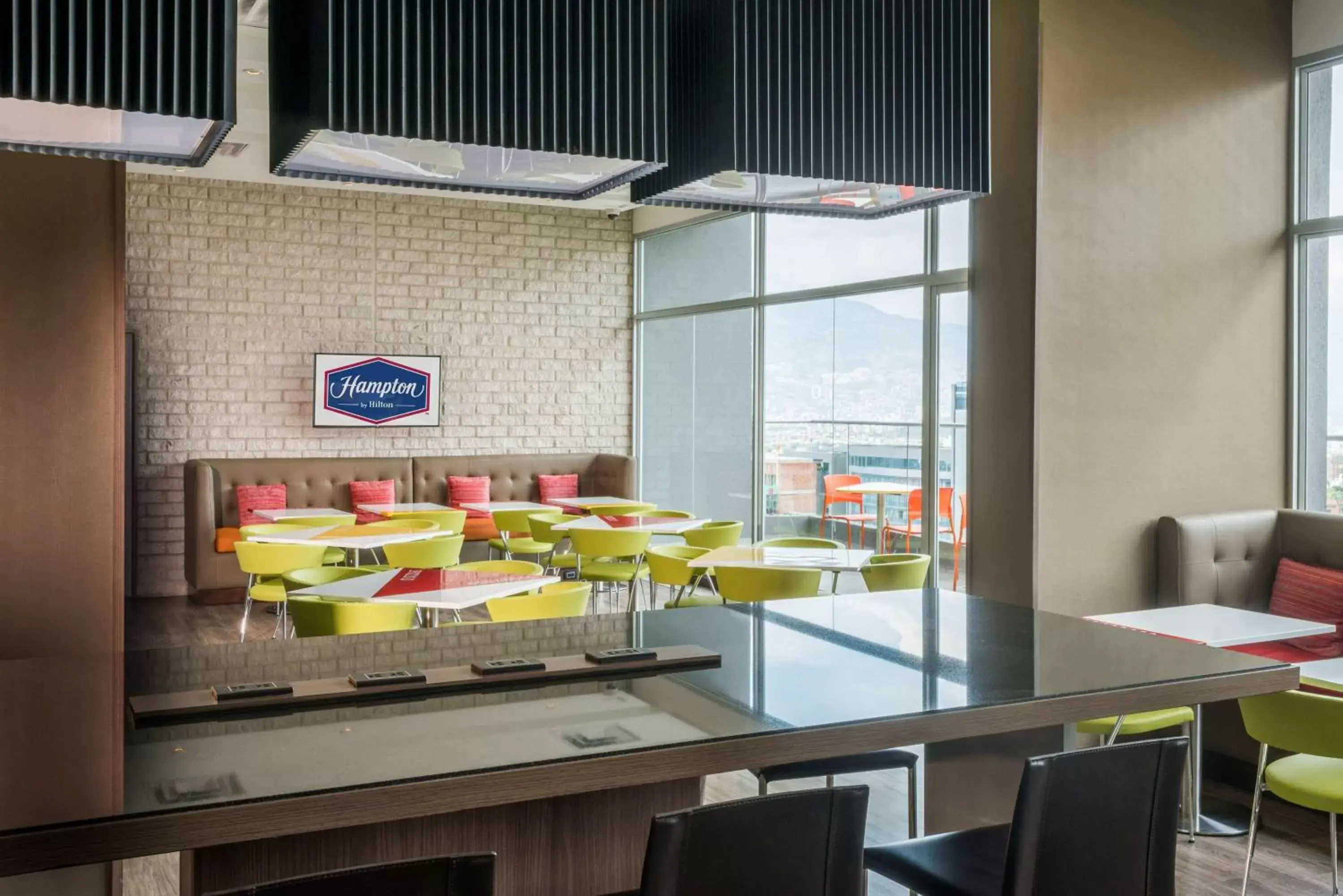 Lounge or bar, Restaurant/Places to Eat in Hampton by Hilton Medellin