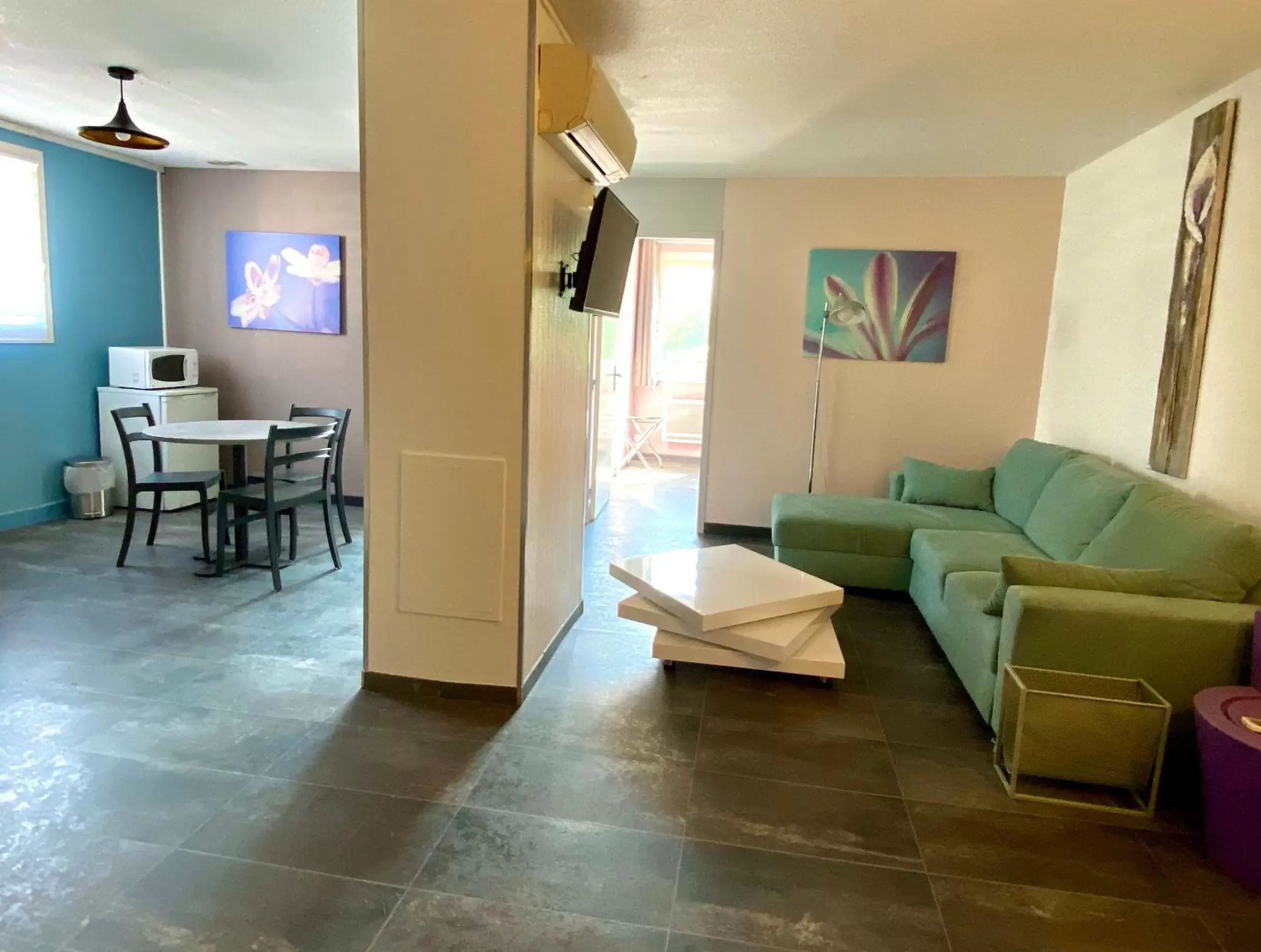 Kitchen or kitchenette, Seating Area in Hôtel Le Néron - Logis