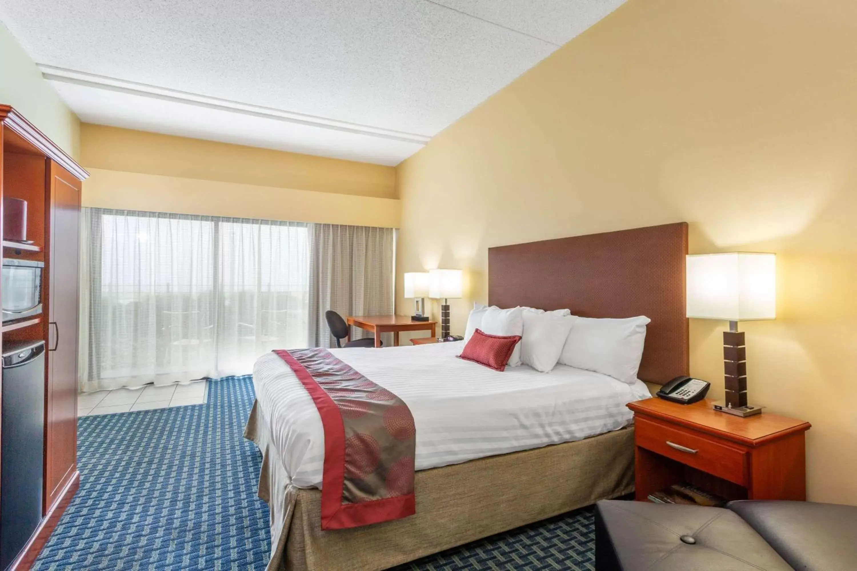 Photo of the whole room, Bed in Ramada Plaza by Wyndham Virginia Beach