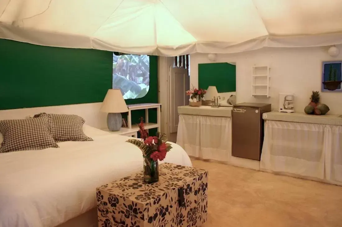 Bed in Junto al Rio Bungalows & Suites