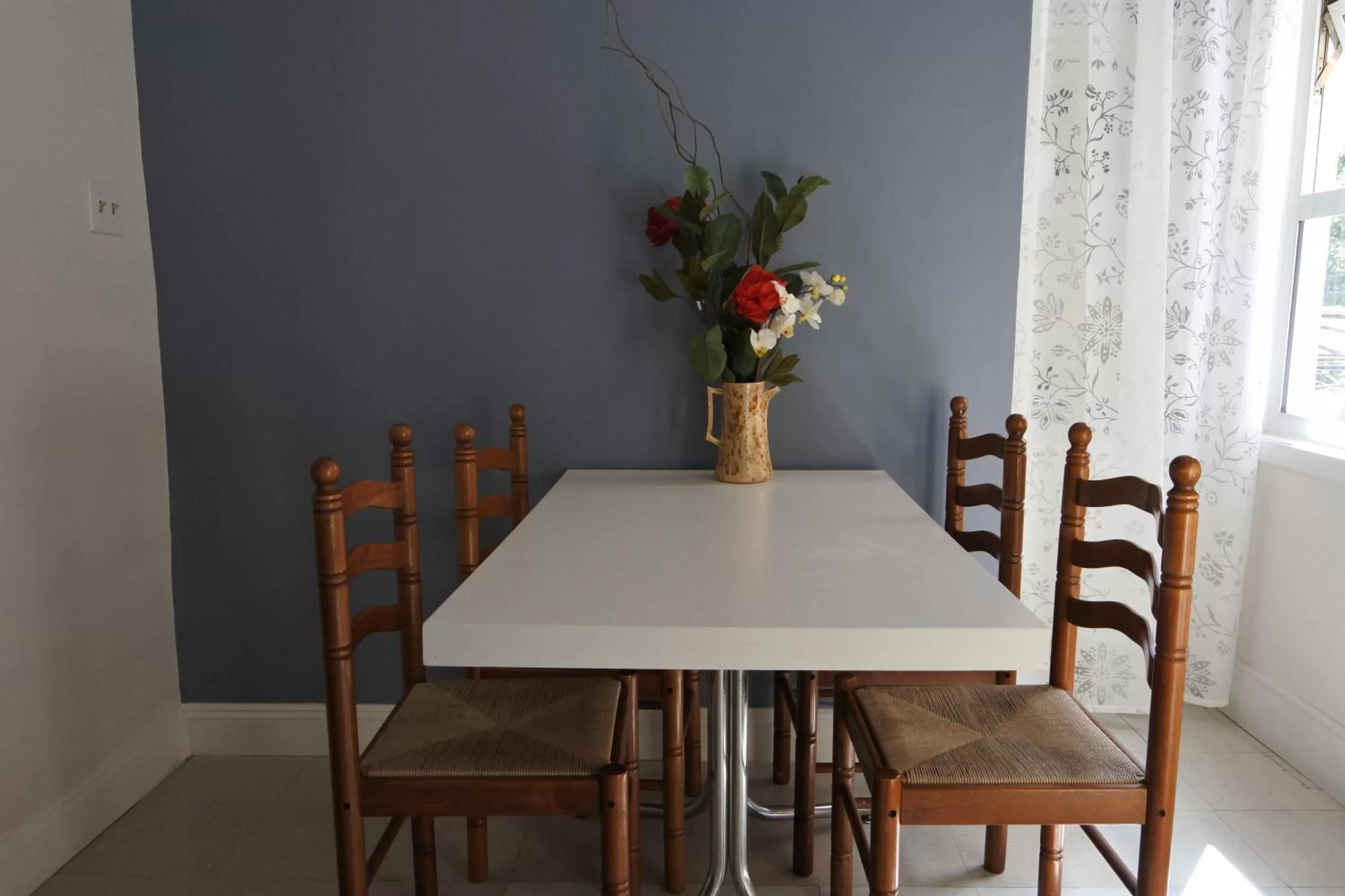 Communal kitchen in Black Rooster Guesthouse