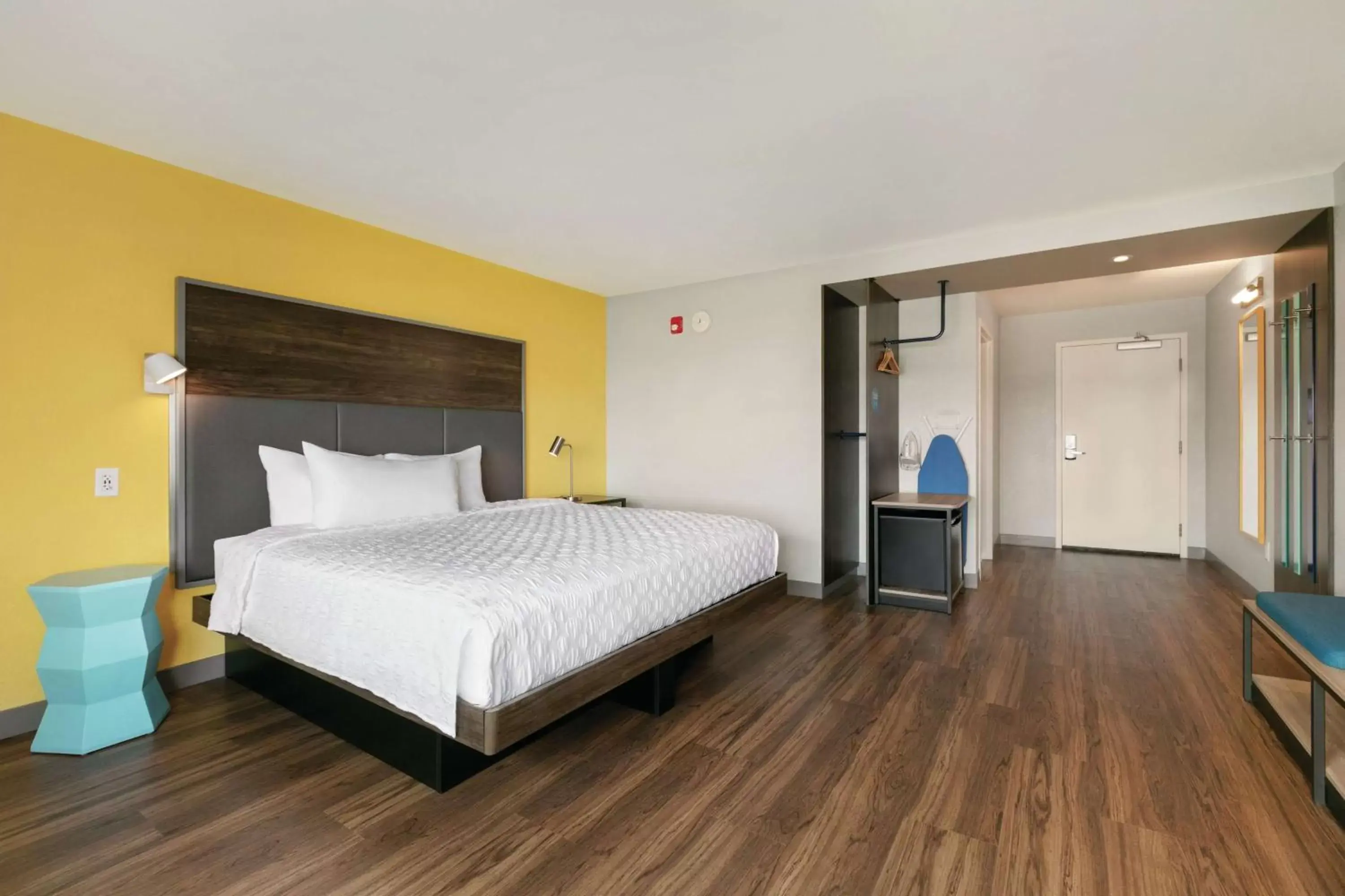 King Room with Accessible Tub - Mobility Access in Tru By Hilton Sebring FL King Room with Accessible Tub - Mobility Access in Tru By Hilton Sebring FL