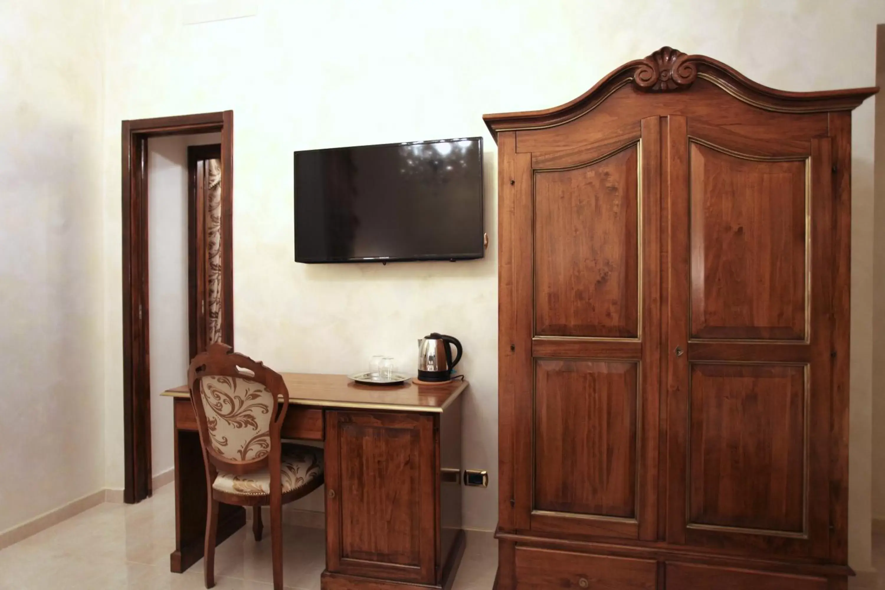 TV and multimedia, TV/Entertainment Center in B&B Roma Royal Residence