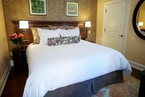 Bed in Norwalk Inn & Conference Center