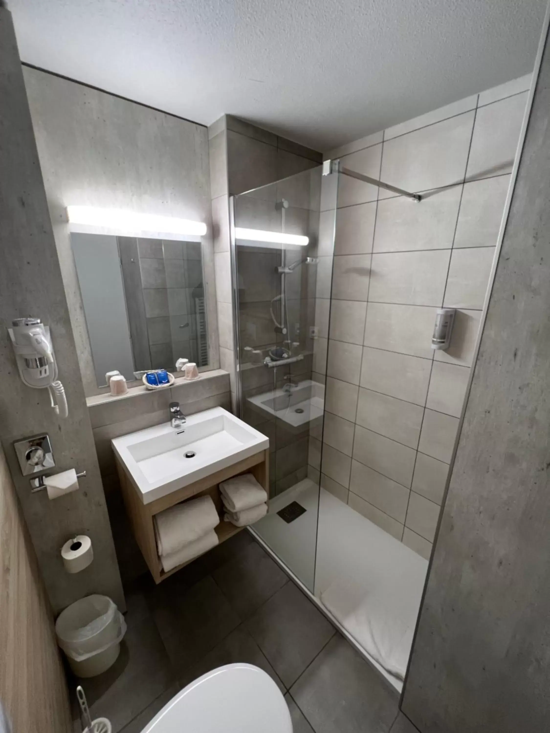 Shower, Bathroom in Brit Hotel Landivisiau
