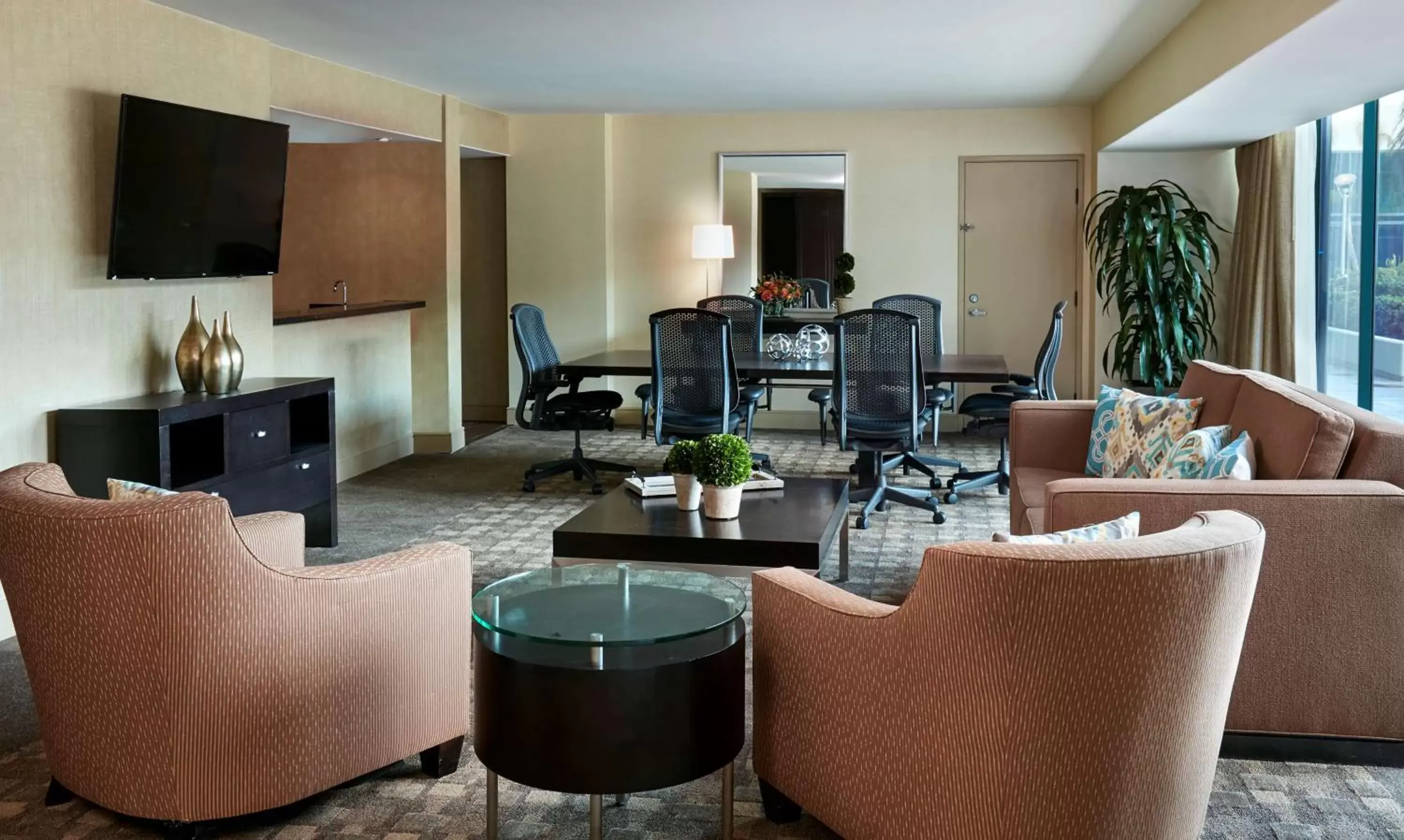 Living room, Seating Area in Hilton Anaheim