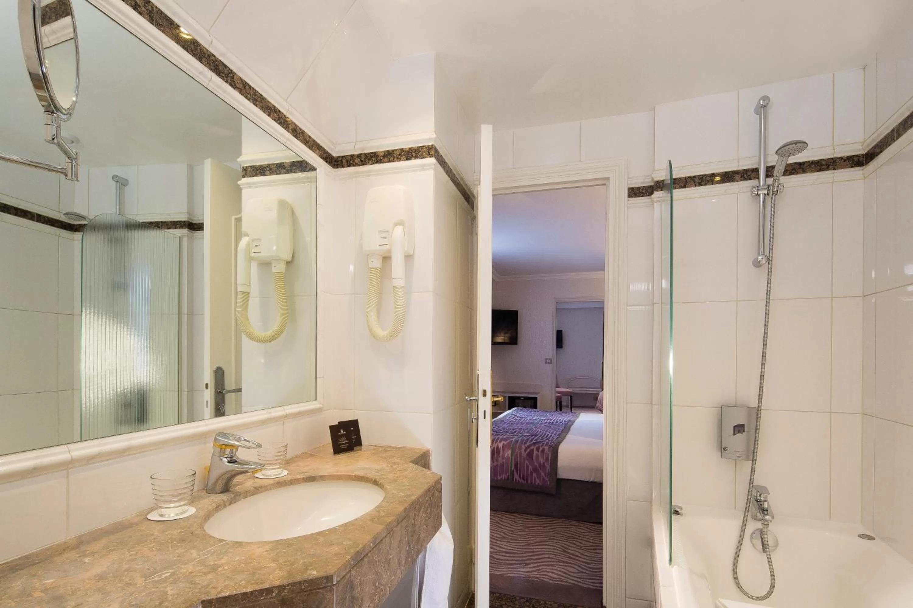 Shower, Bed in Hôtel Victor Hugo Paris Kléber
