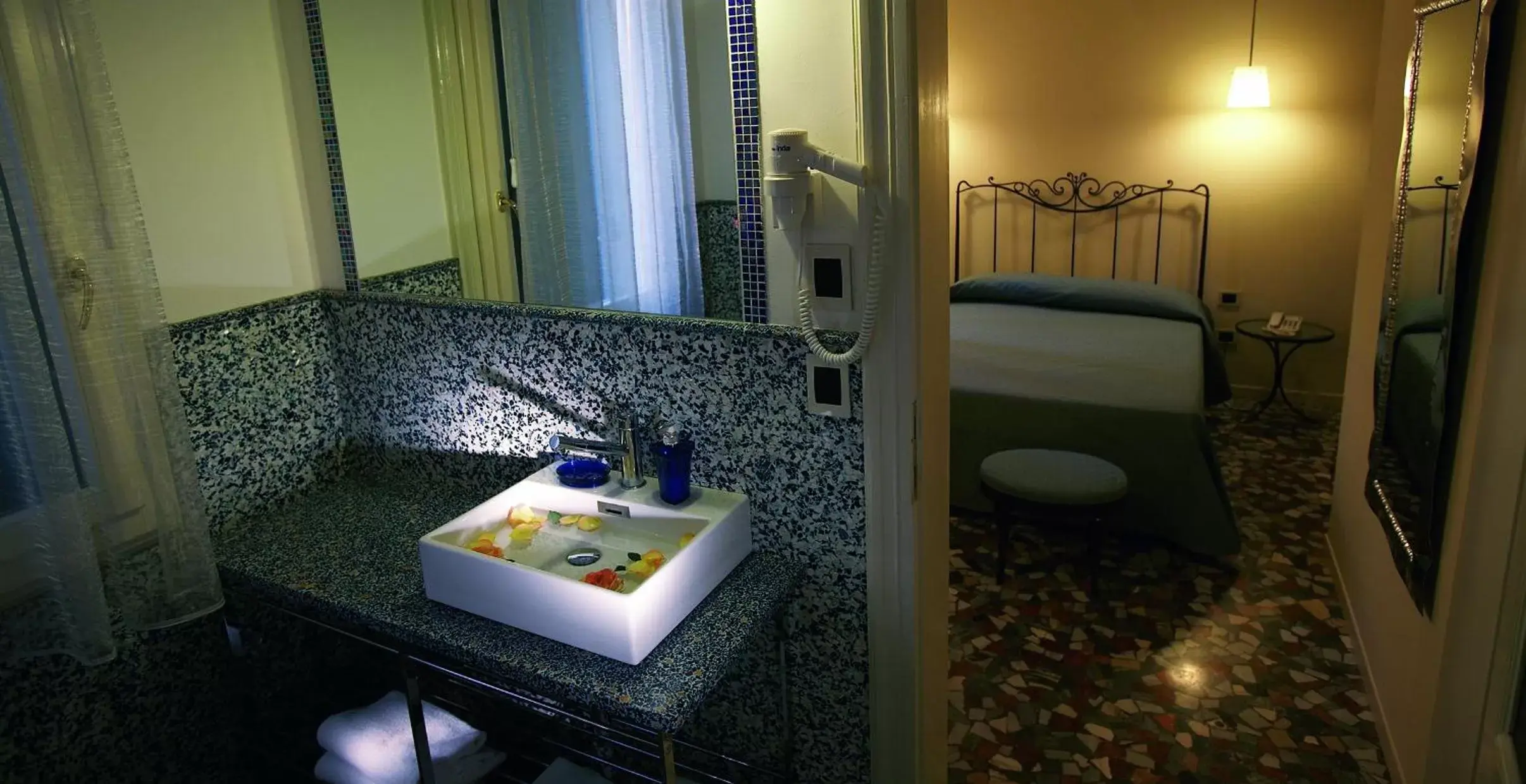 Bathroom, Bed in CityHotel Cristina Vicenza