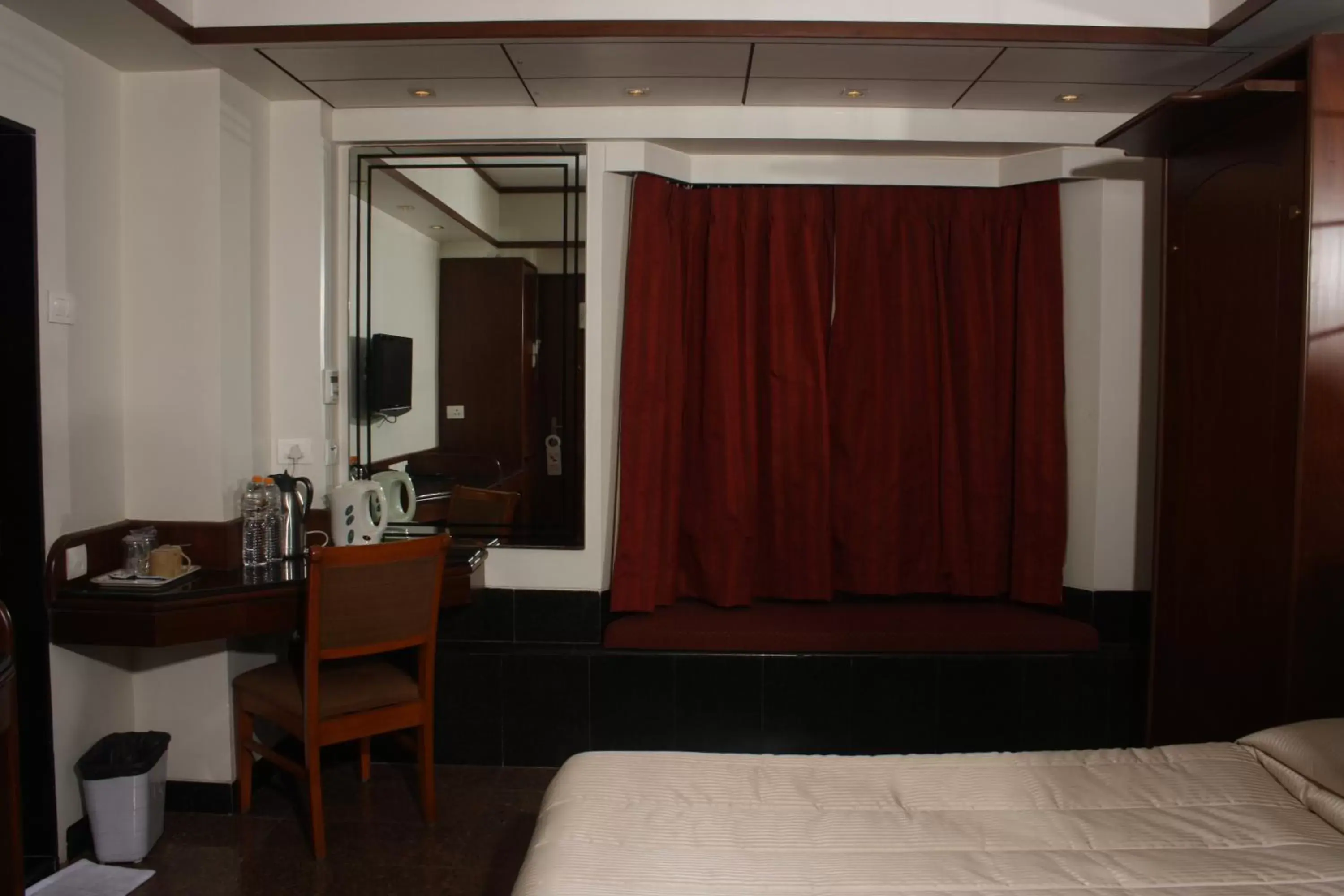 Bed, TV/Entertainment Center in Hotel Karl Residency