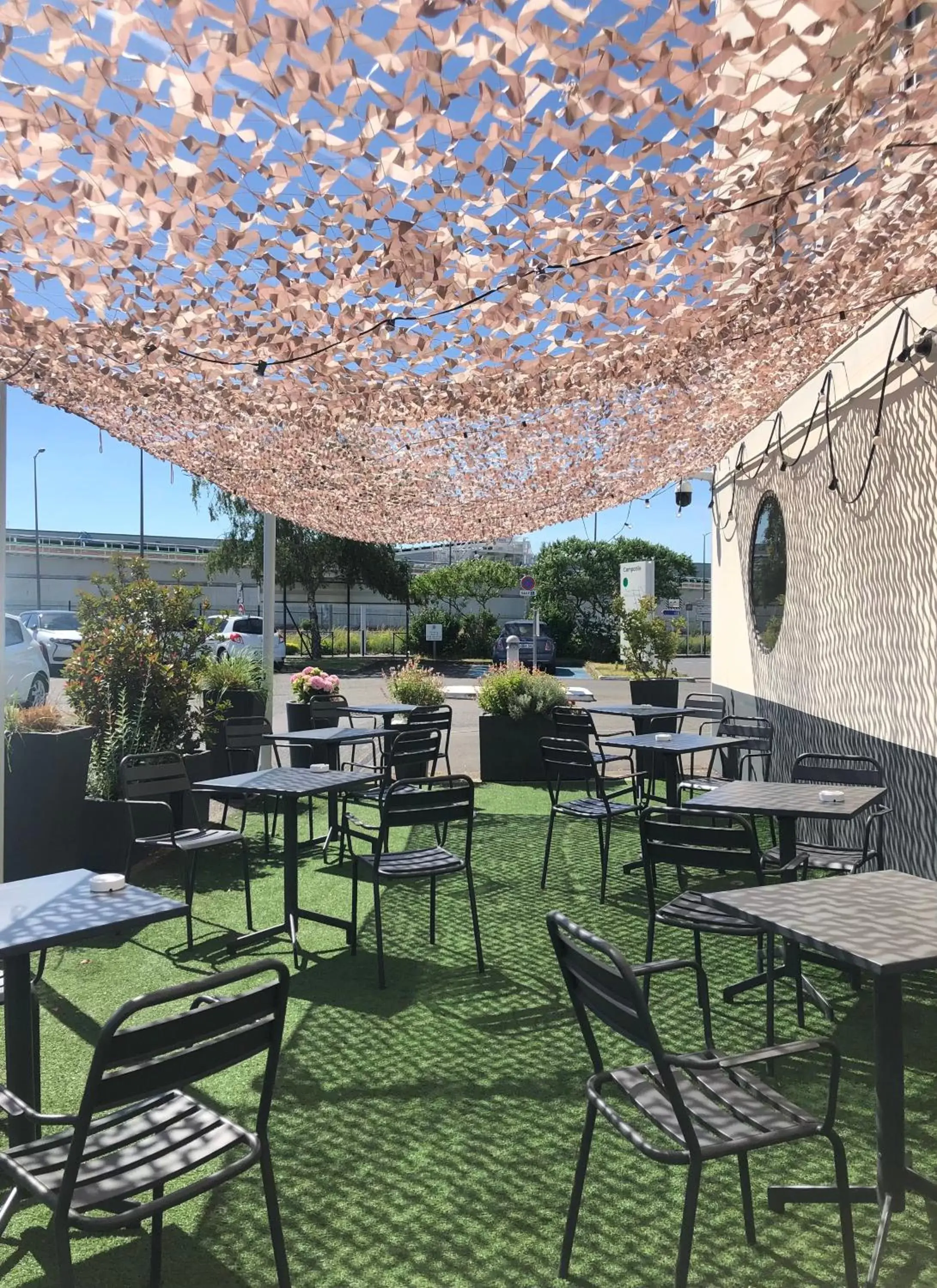 Patio, Restaurant/Places to Eat in Campanile Le Bourget – Airport