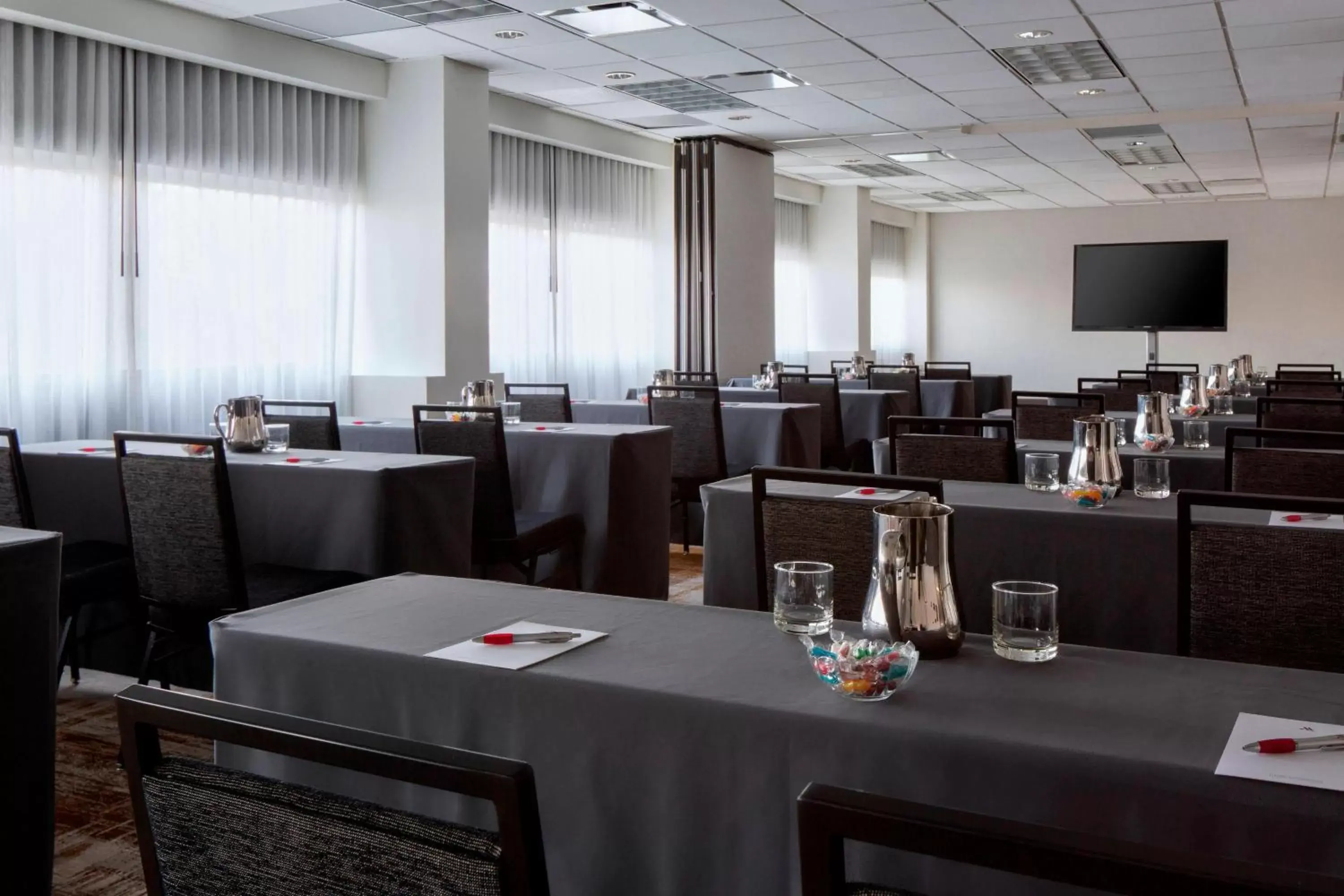 Meeting/conference room, Restaurant/Places to Eat in New York LaGuardia Airport Marriott