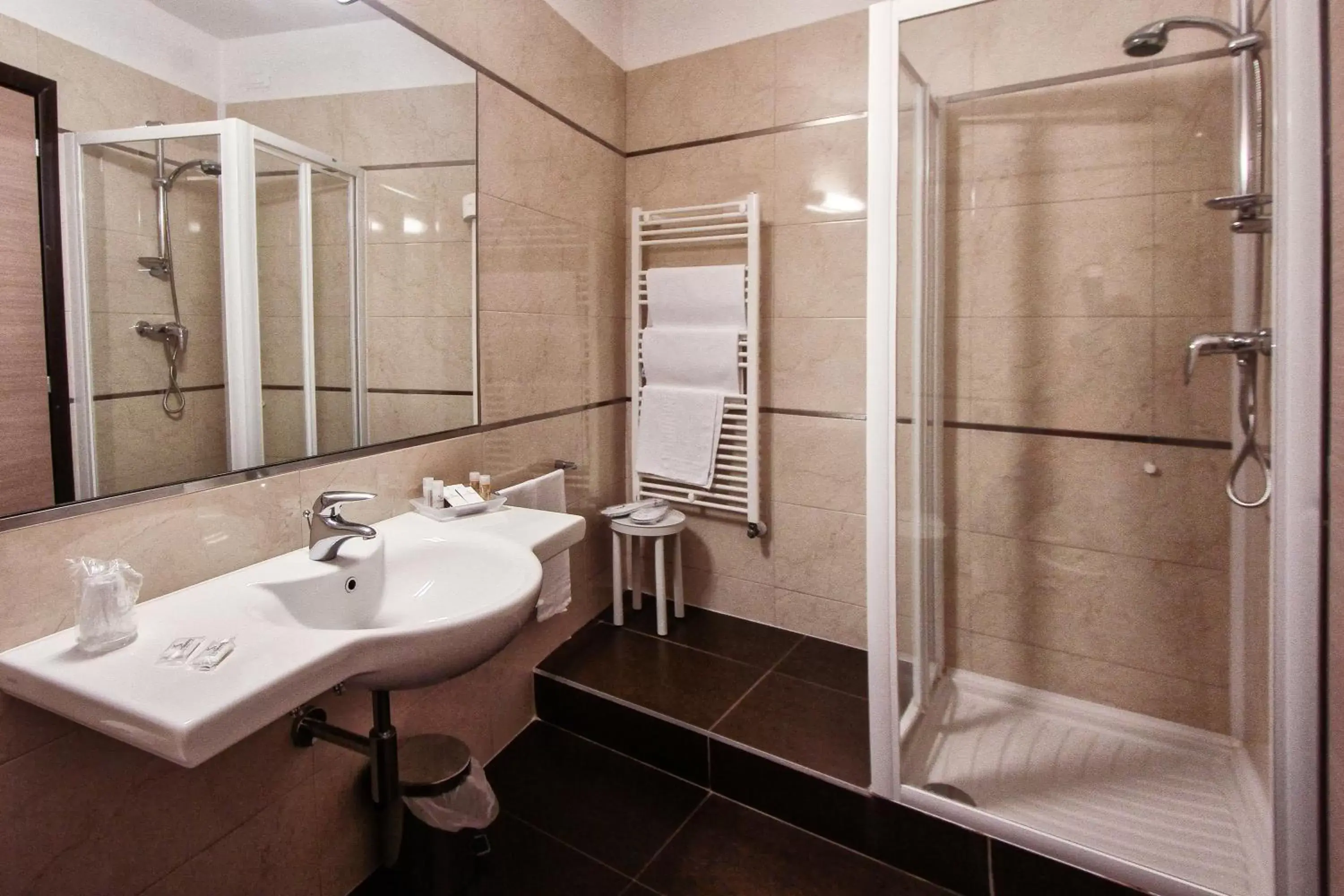 Shower, Bathroom in San Severino Park Hotel & SPA, BW Signature Collection