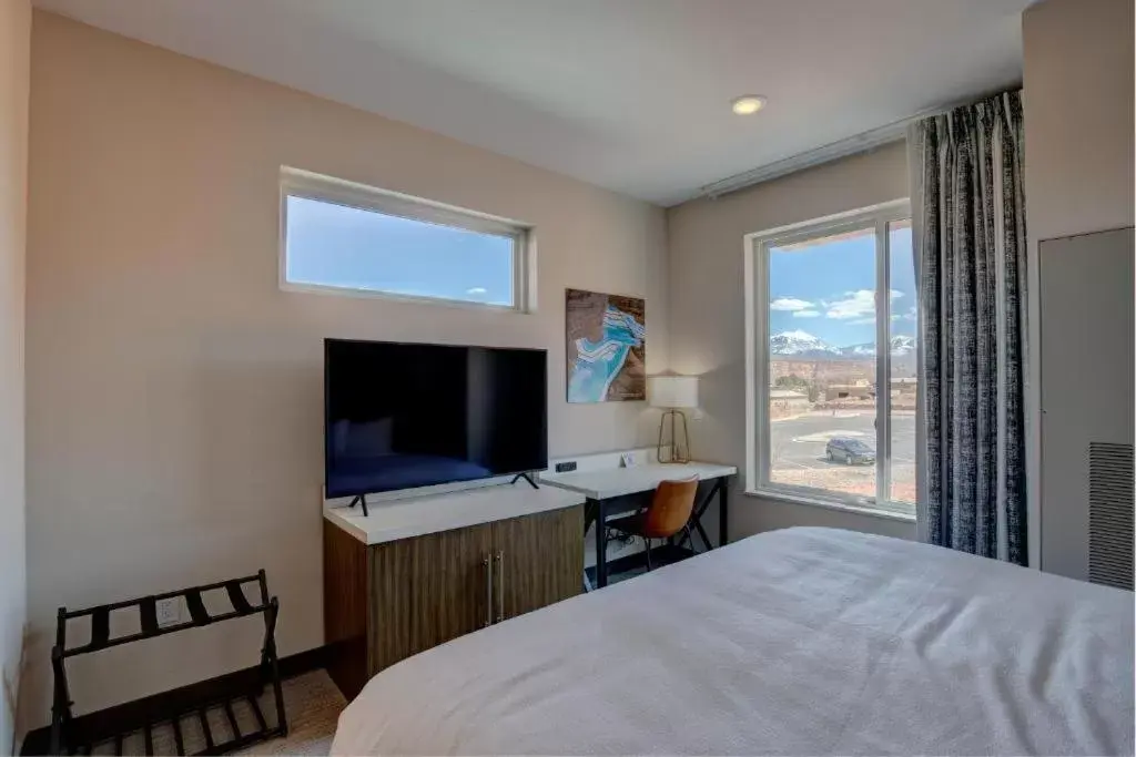 Mountain view, TV/Entertainment Center in Scenic View Inn & Suites Moab