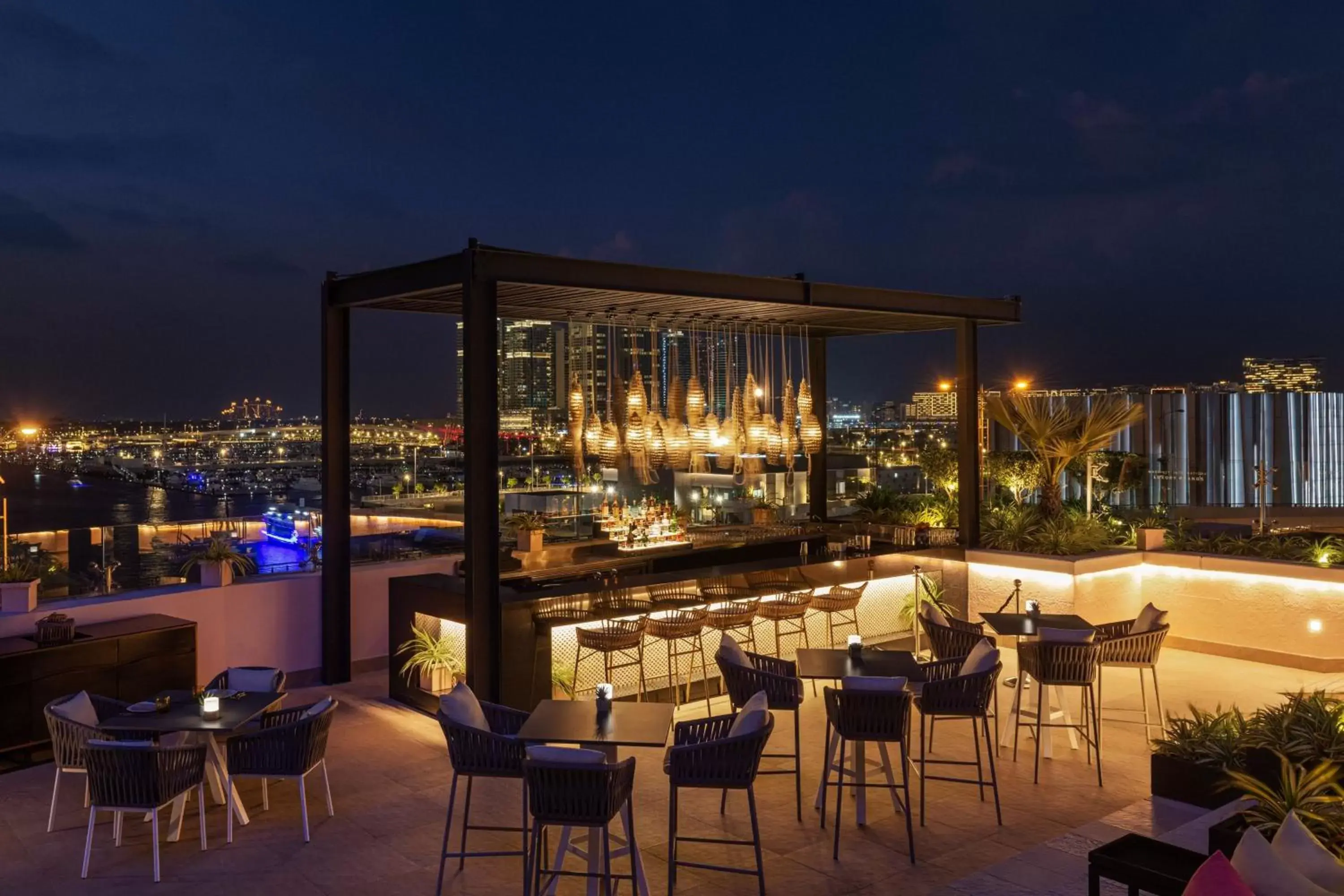 Lounge or bar in Grosvenor House, a Luxury Collection Hotel, Dubai