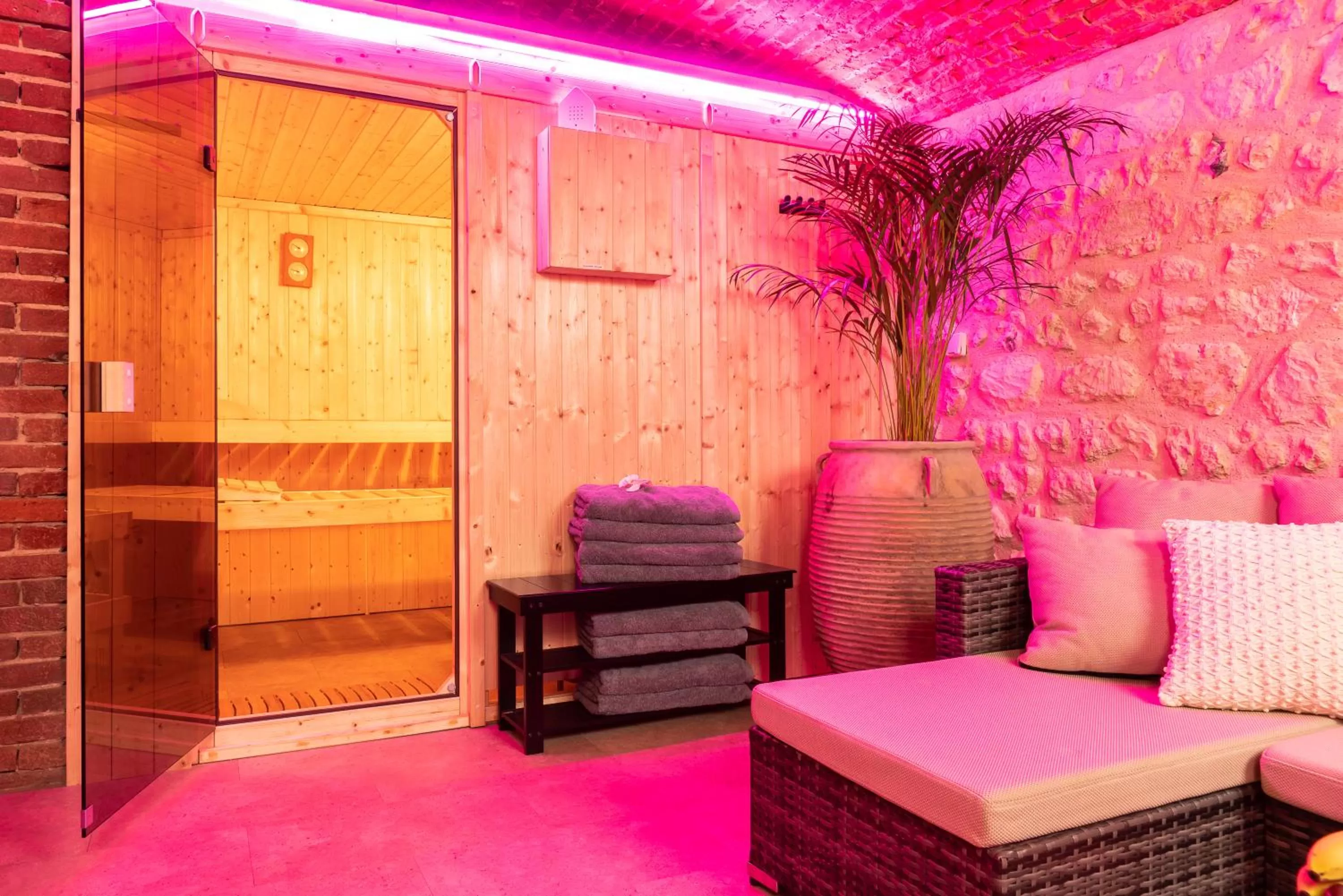 Sauna, Bed in TOWNHOUSE TROUVILLE - Appart'Hotel & Studios