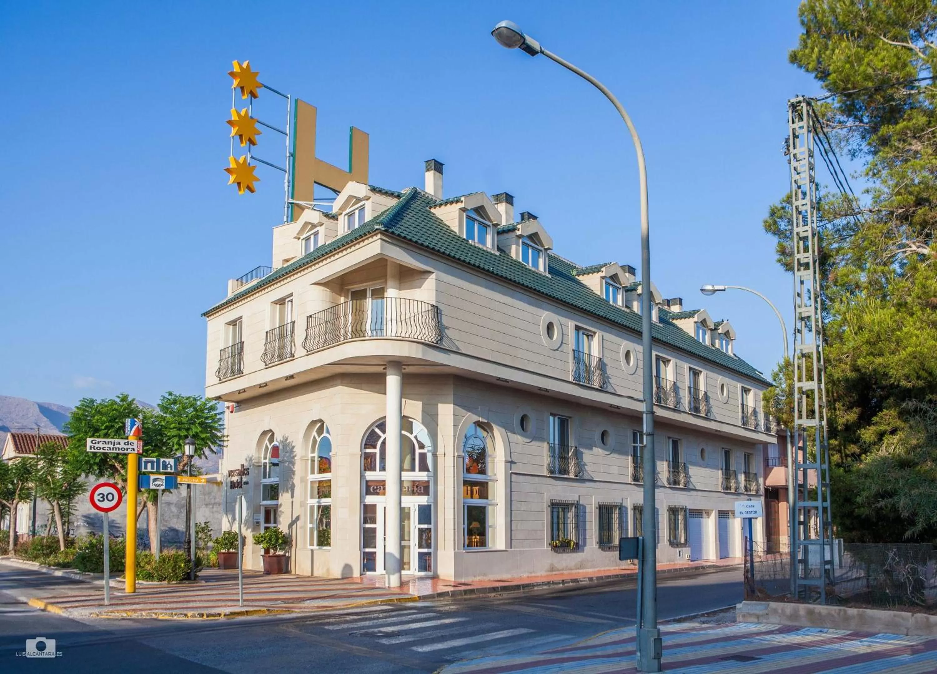 Facade/entrance in Hotel Versalles