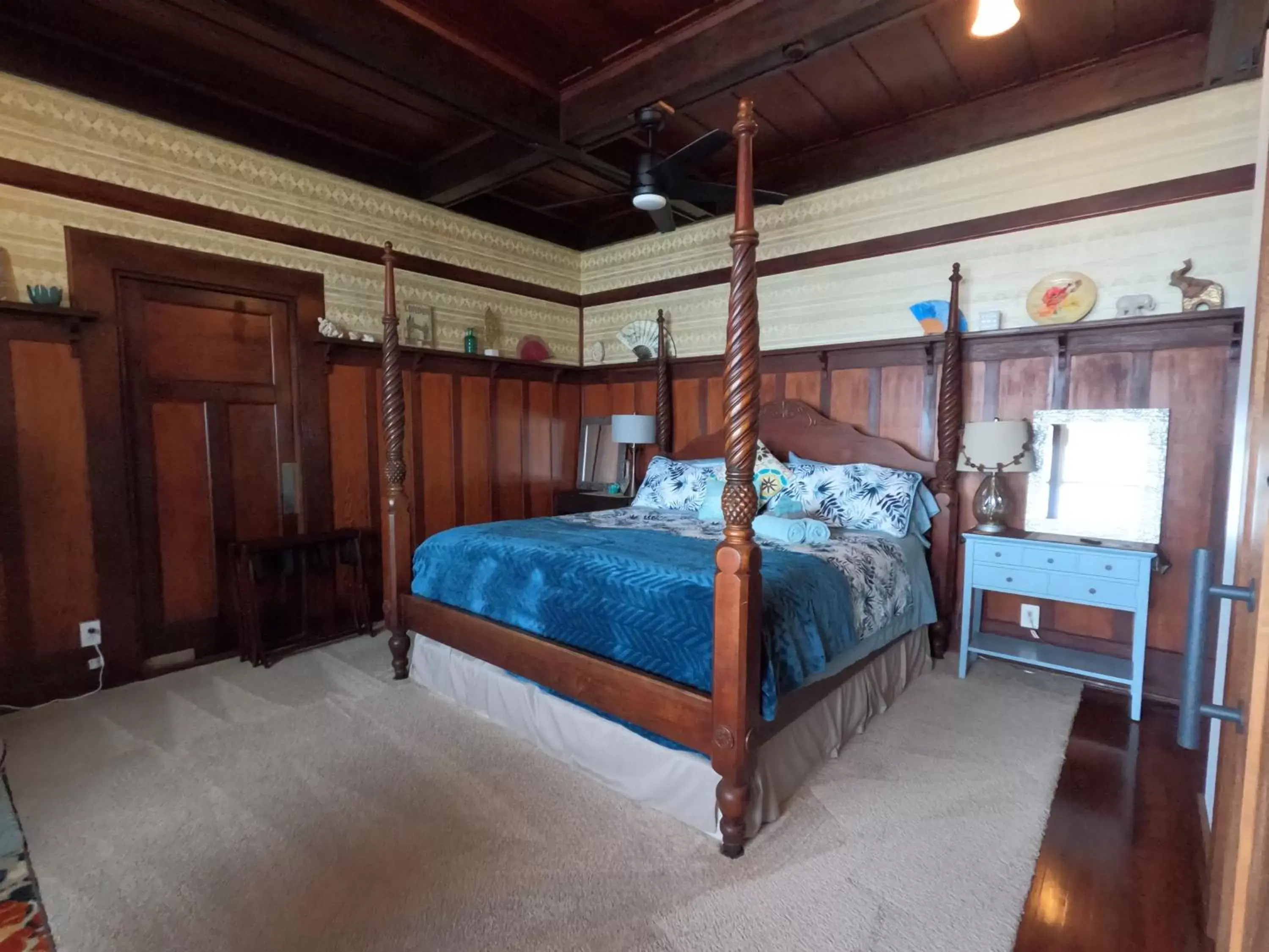 Bedroom, Bed in Hilo Bay Oceanfront Bed and Breakfast