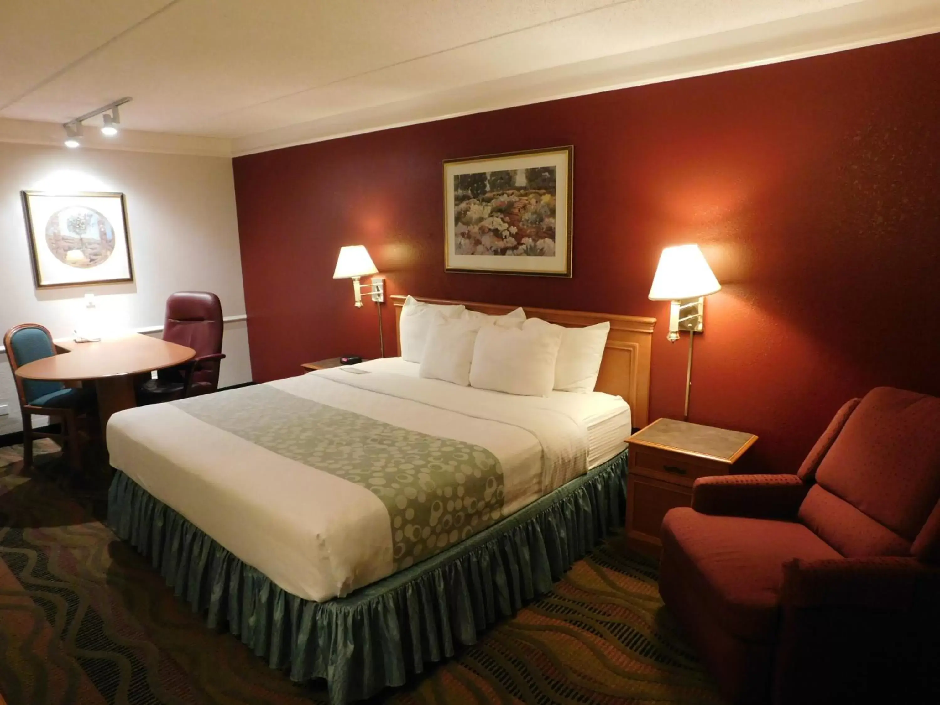 Photo of the whole room, Bed in Days Inn & Suites by Wyndham Arlington Heights