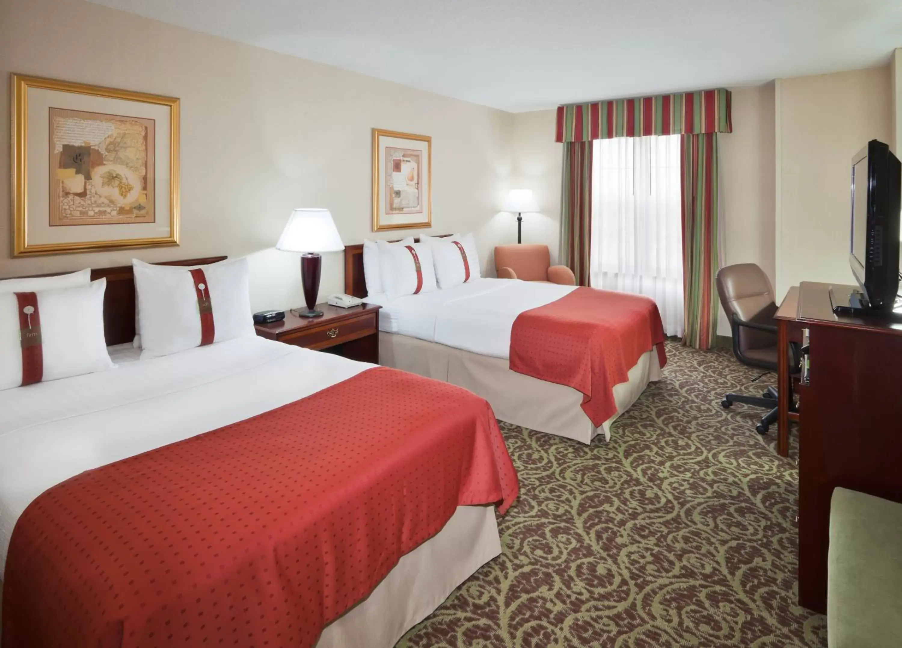 Bed in Holiday Inn Chantilly-Dulles Expo Airport by IHG Bed in Holiday Inn Chantilly-Dulles Expo Airport by IHG
