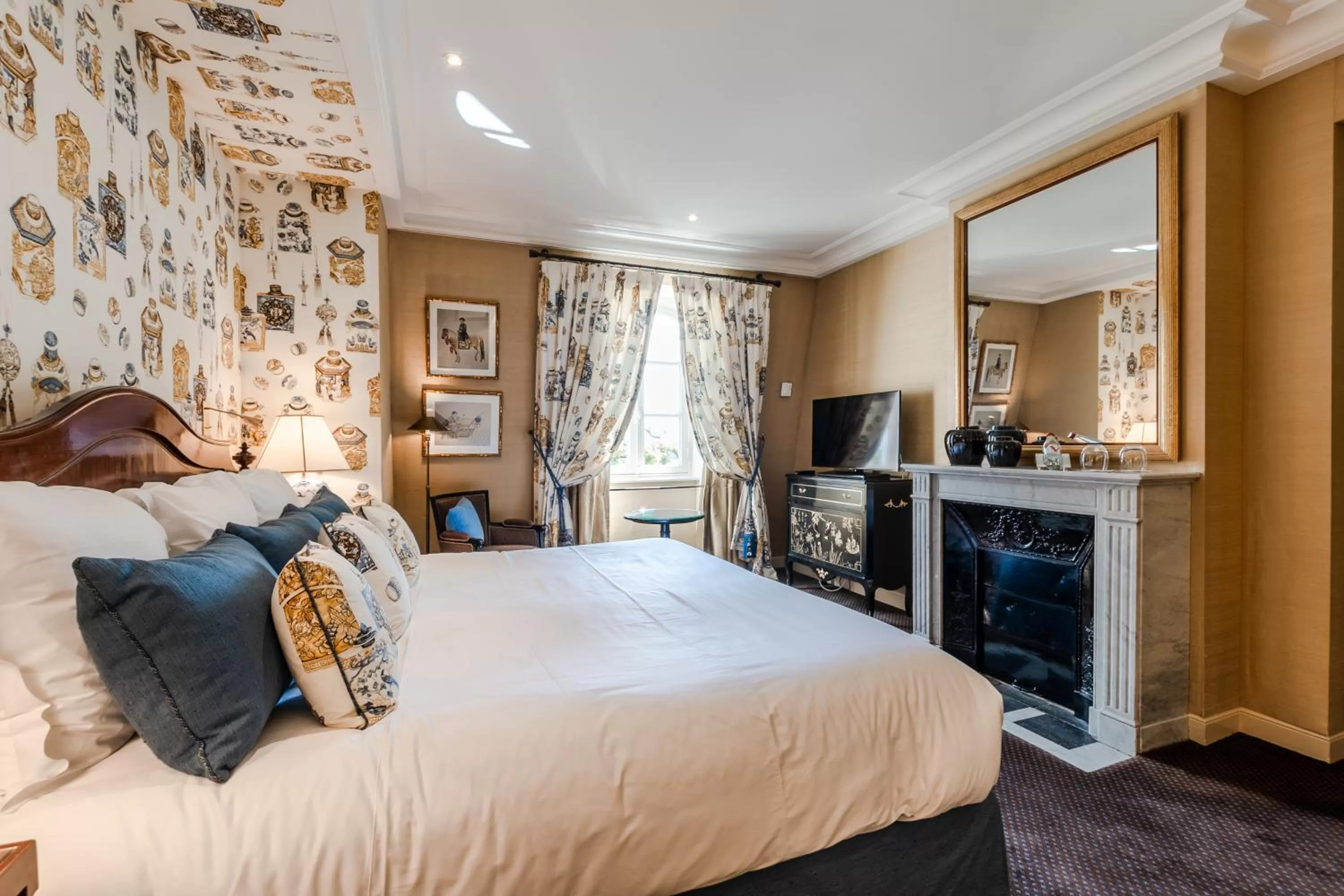 Photo of the whole room, Bed in Domaine les Crayères