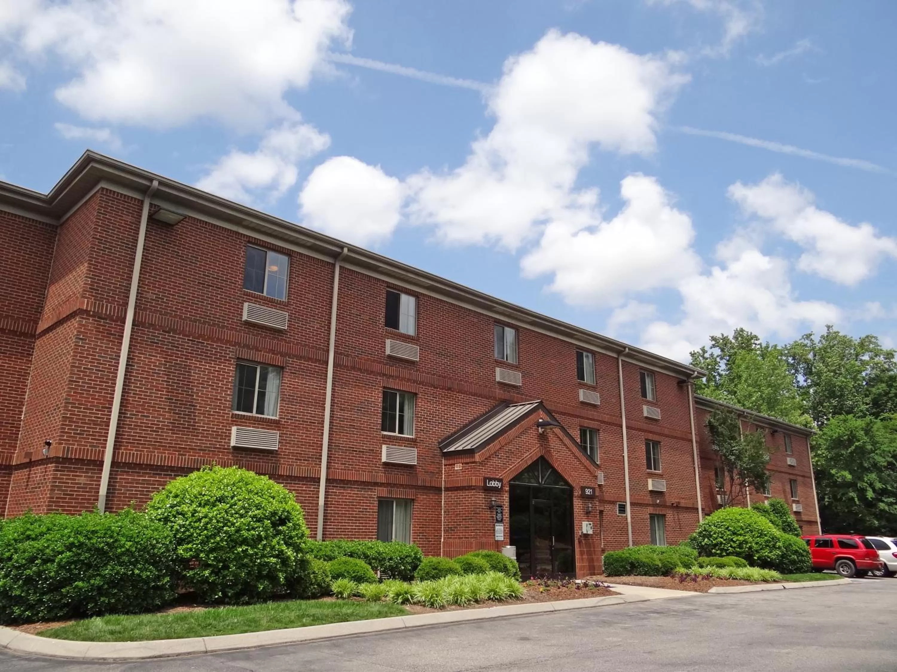 Property building in Extended Stay America Suites - Raleigh - North Raleigh - Wake Towne Dr
