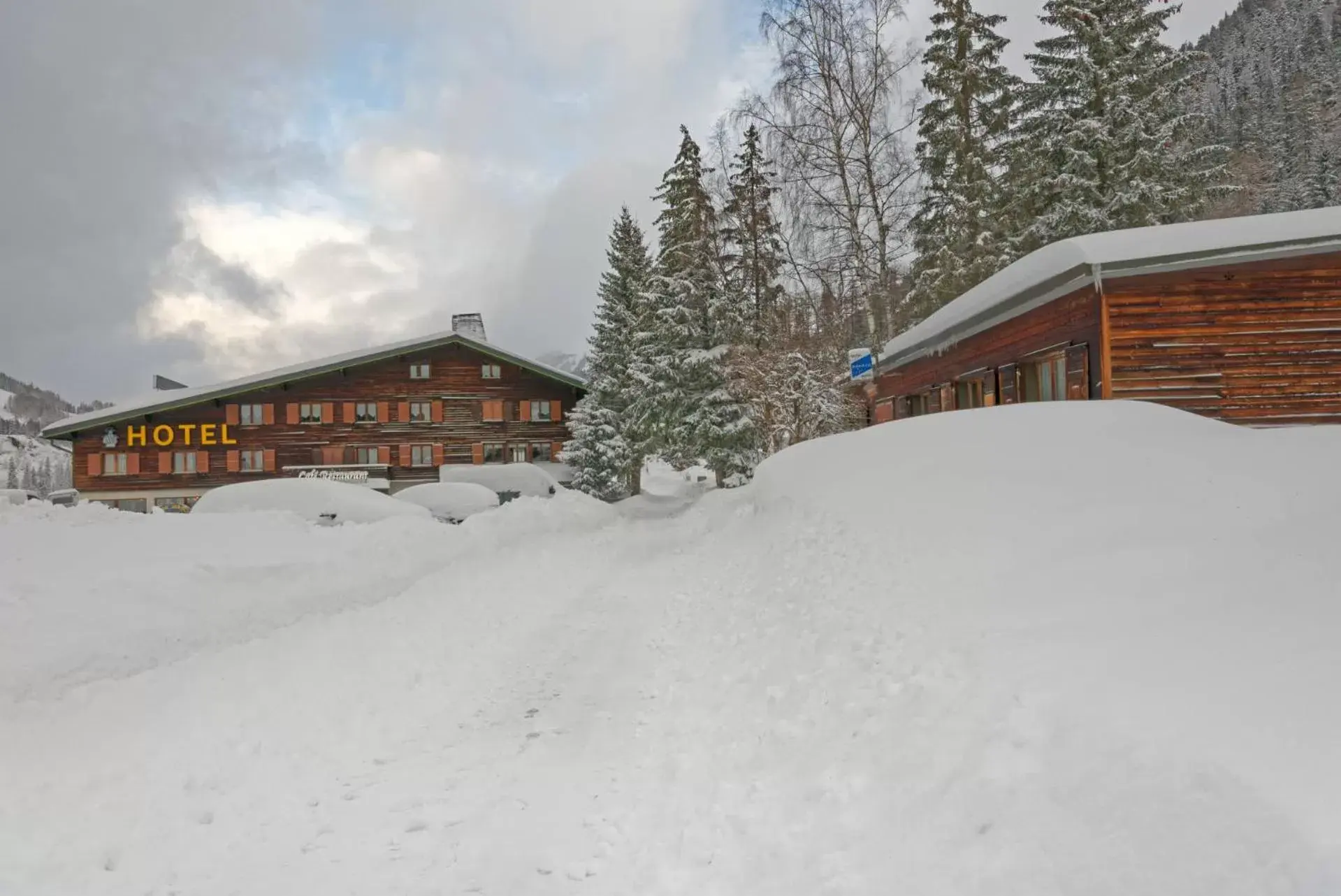 Facade/entrance, Winter in Motel Bivouac de Napoléon