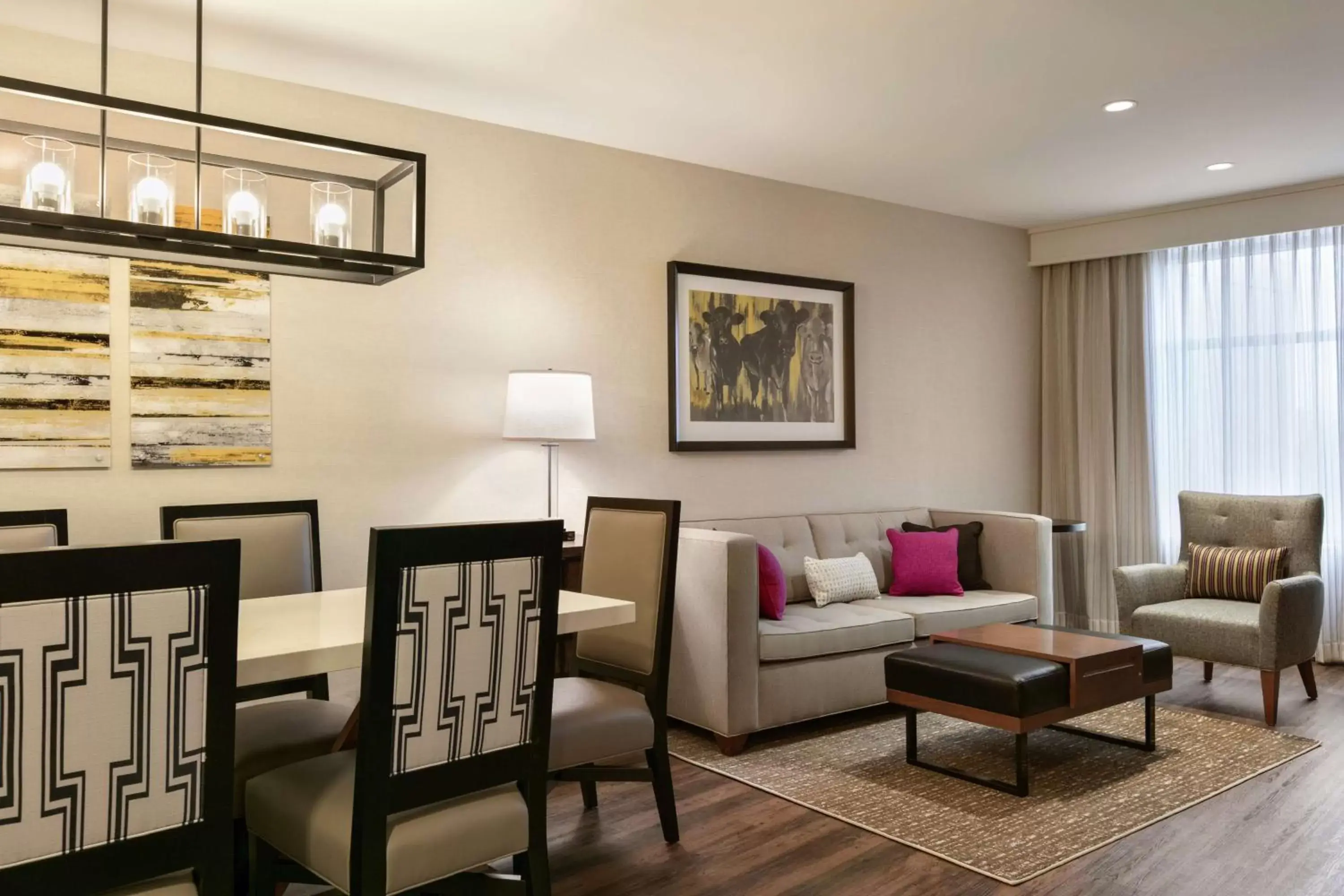 Living room in Embassy Suites By Hilton Berkeley Heights