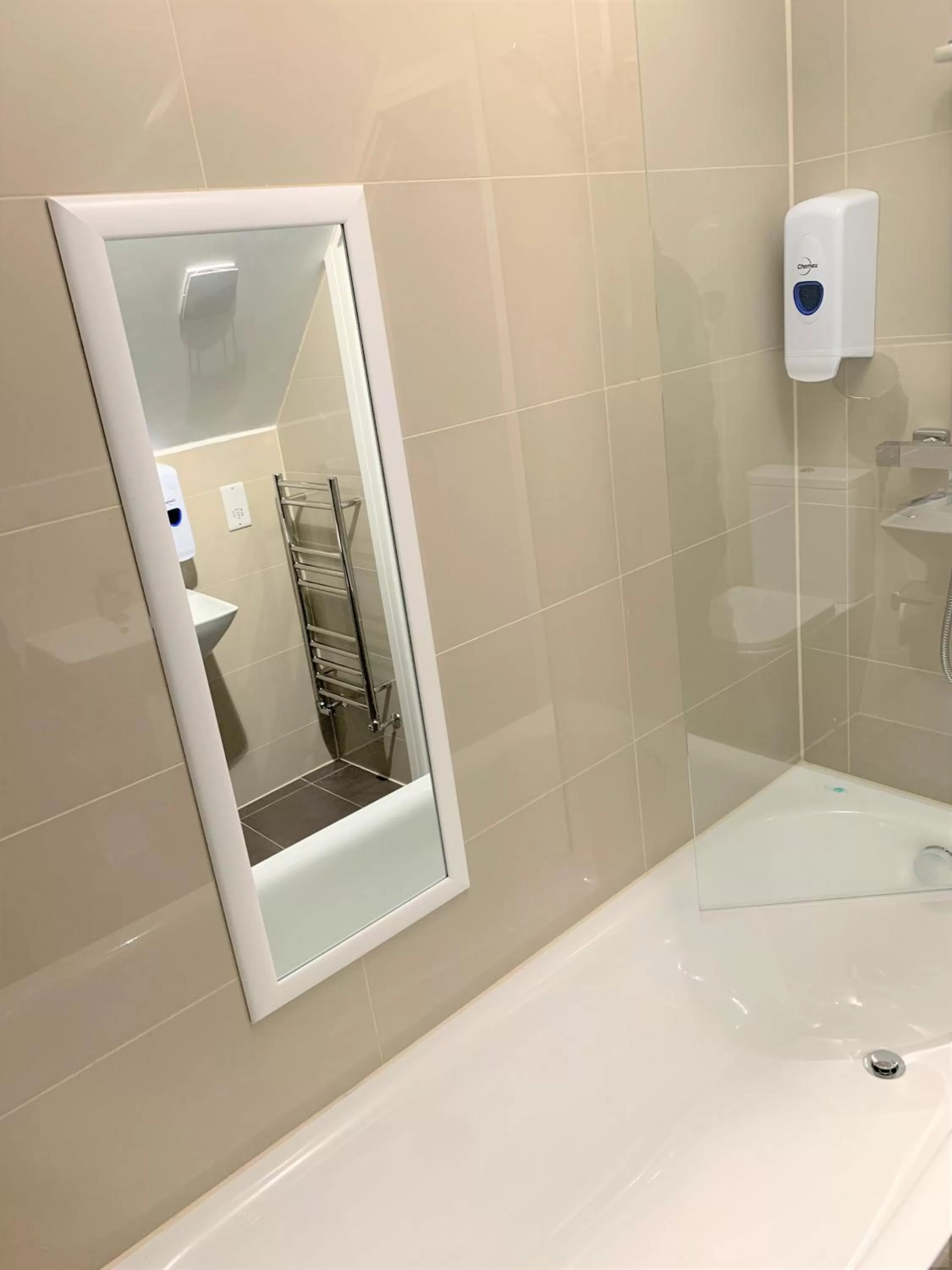 Bathroom in Green View Hotel Near Dartford