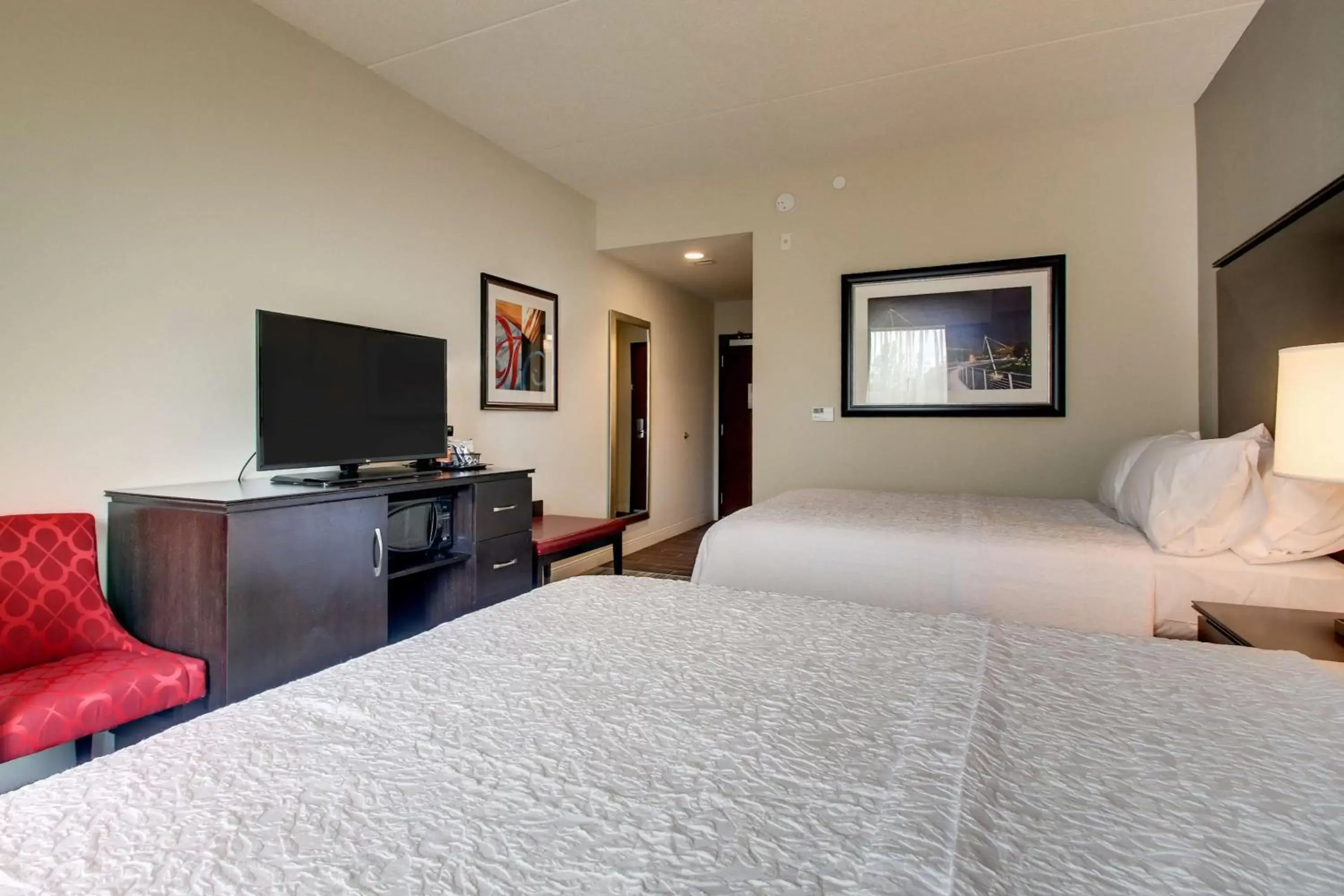 Bed in Hampton Inn & Suites Greenville Airport