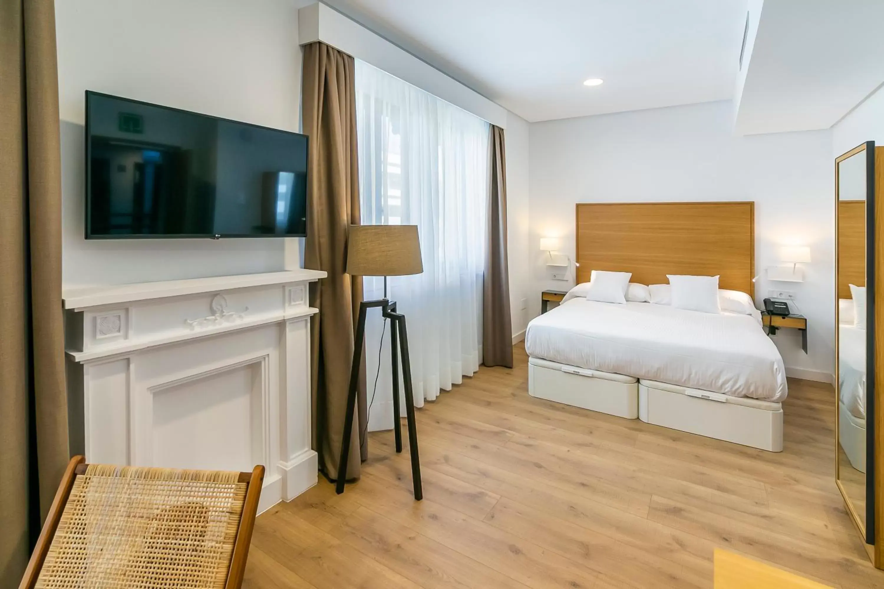 Communal lounge/ TV room, Bed in Aquitania Home Suites