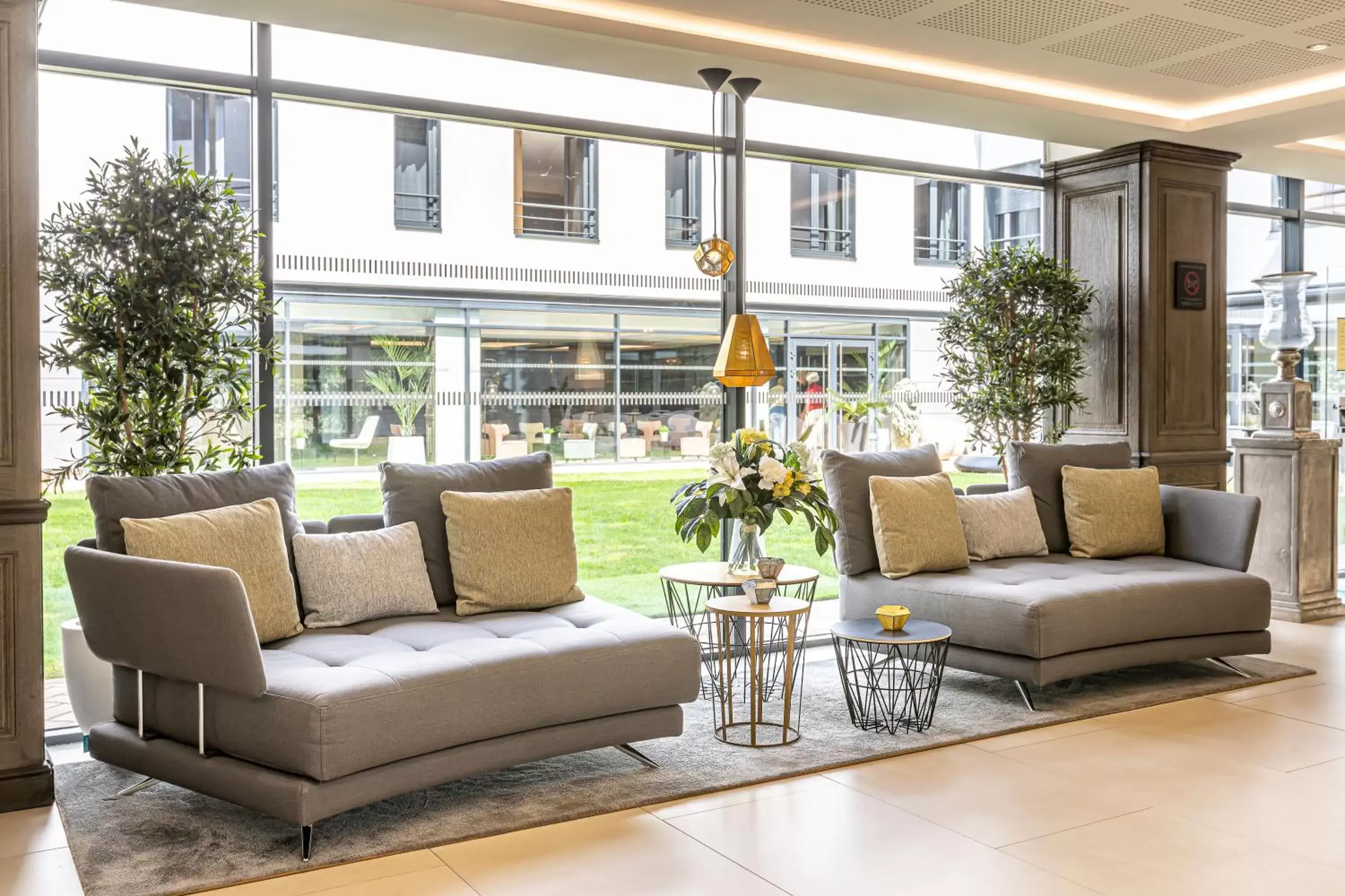 Lobby or reception, Seating Area in Les Jardins de St Cloud