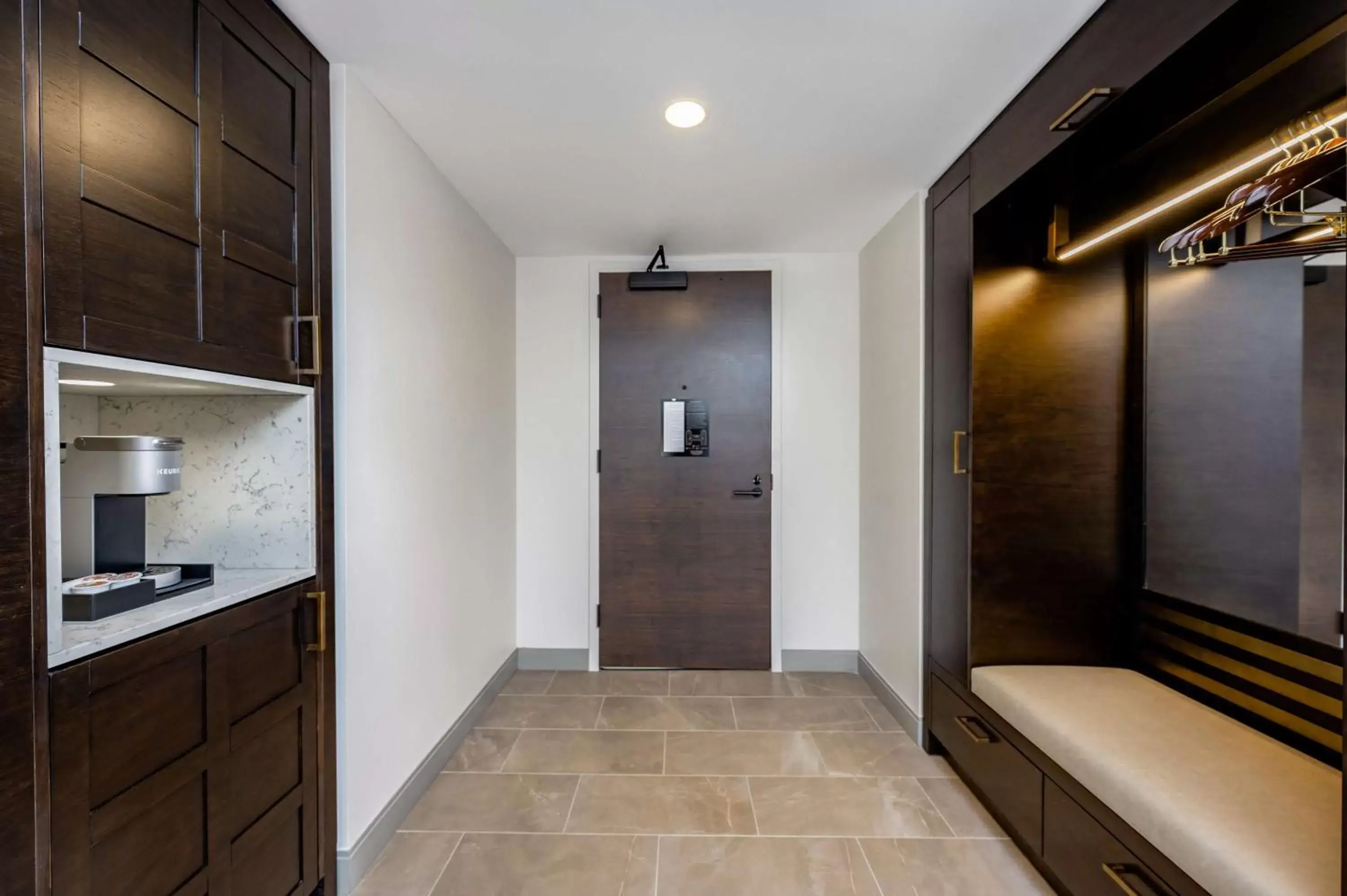 Photo of the whole room, Kitchen/Kitchenette in Hotel Fort Des Moines, Curio Collection By Hilton