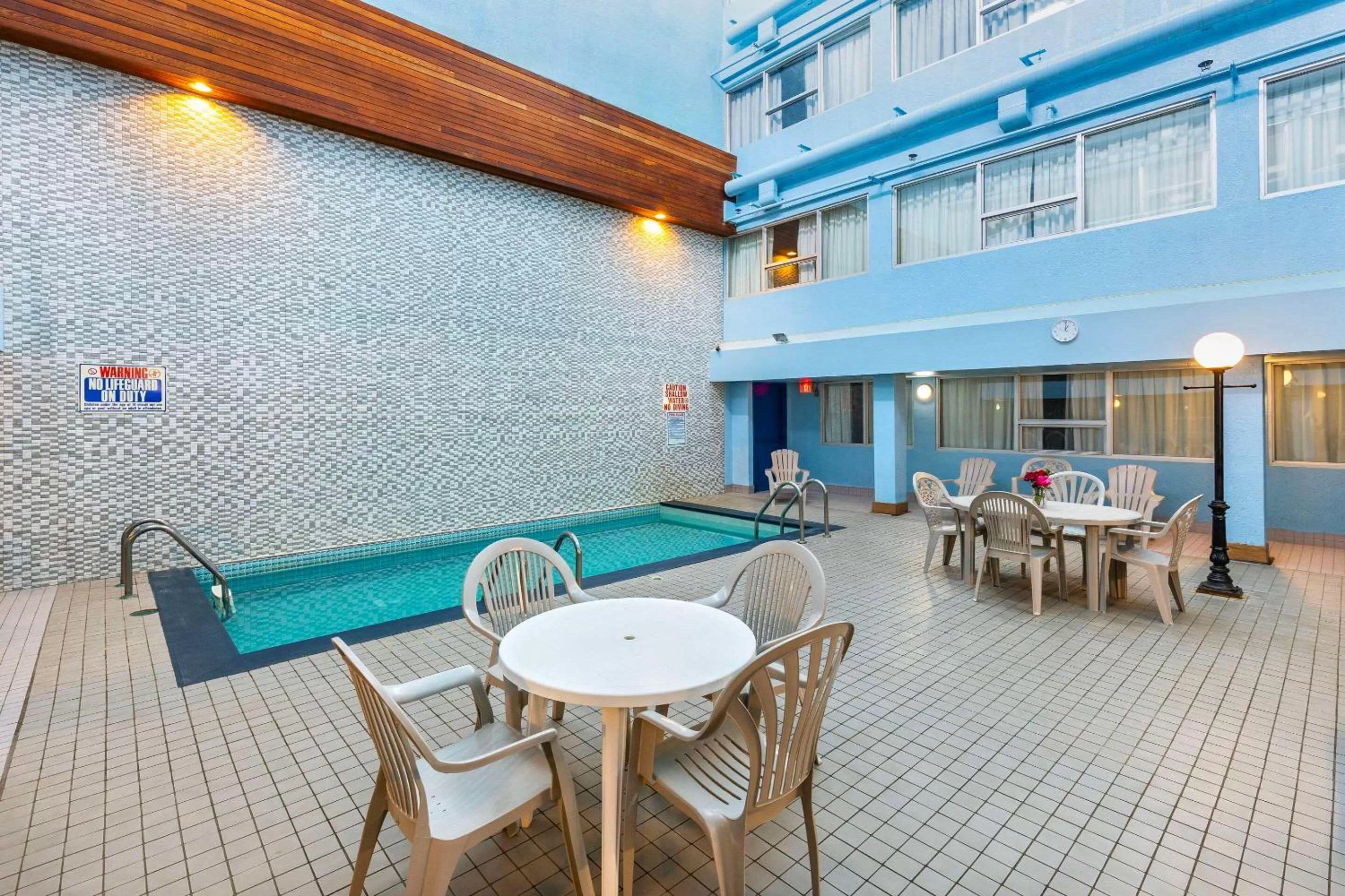 Swimming pool in Comfort Inn & Suites
