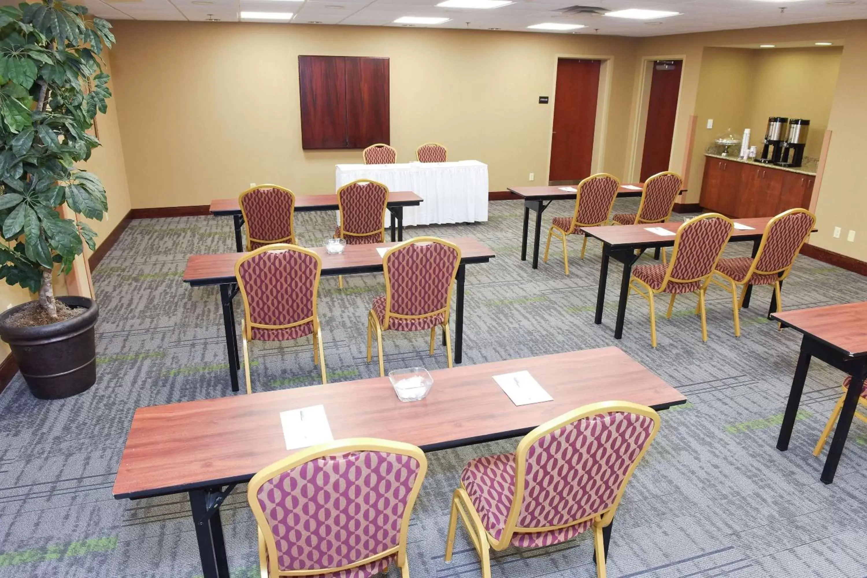 Meeting/conference room, Restaurant/Places to Eat in Hampton Inn & Suites Madisonville