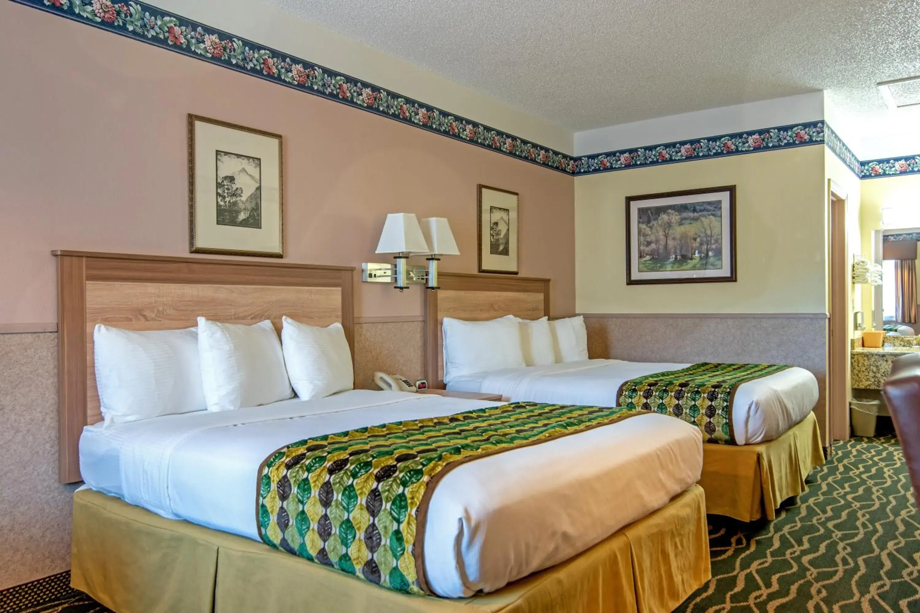 Bedroom, Bed in Silver Spruce Inn