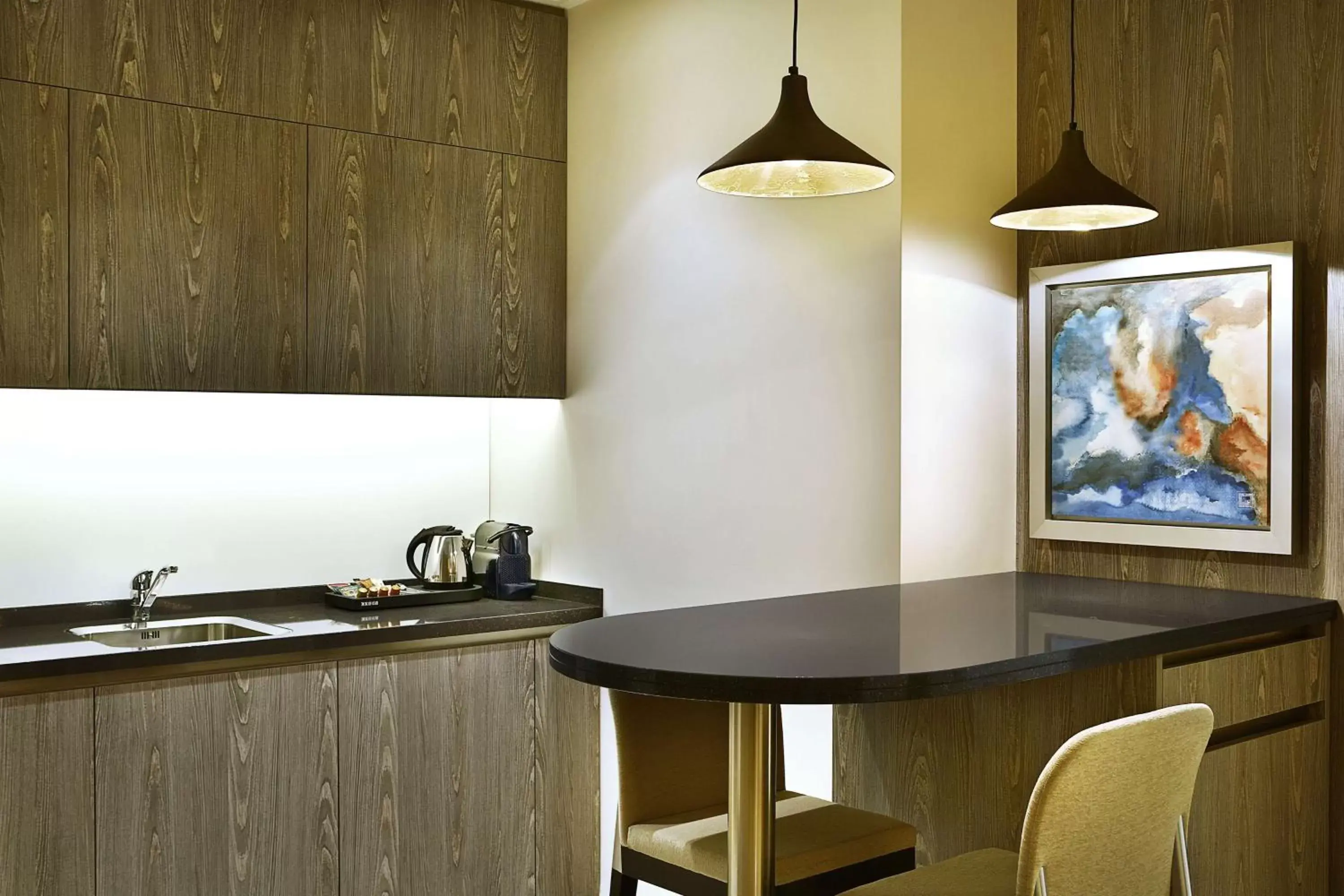 Coffee/tea facilities, Kitchen/Kitchenette in DoubleTree by Hilton Doha Old Town
